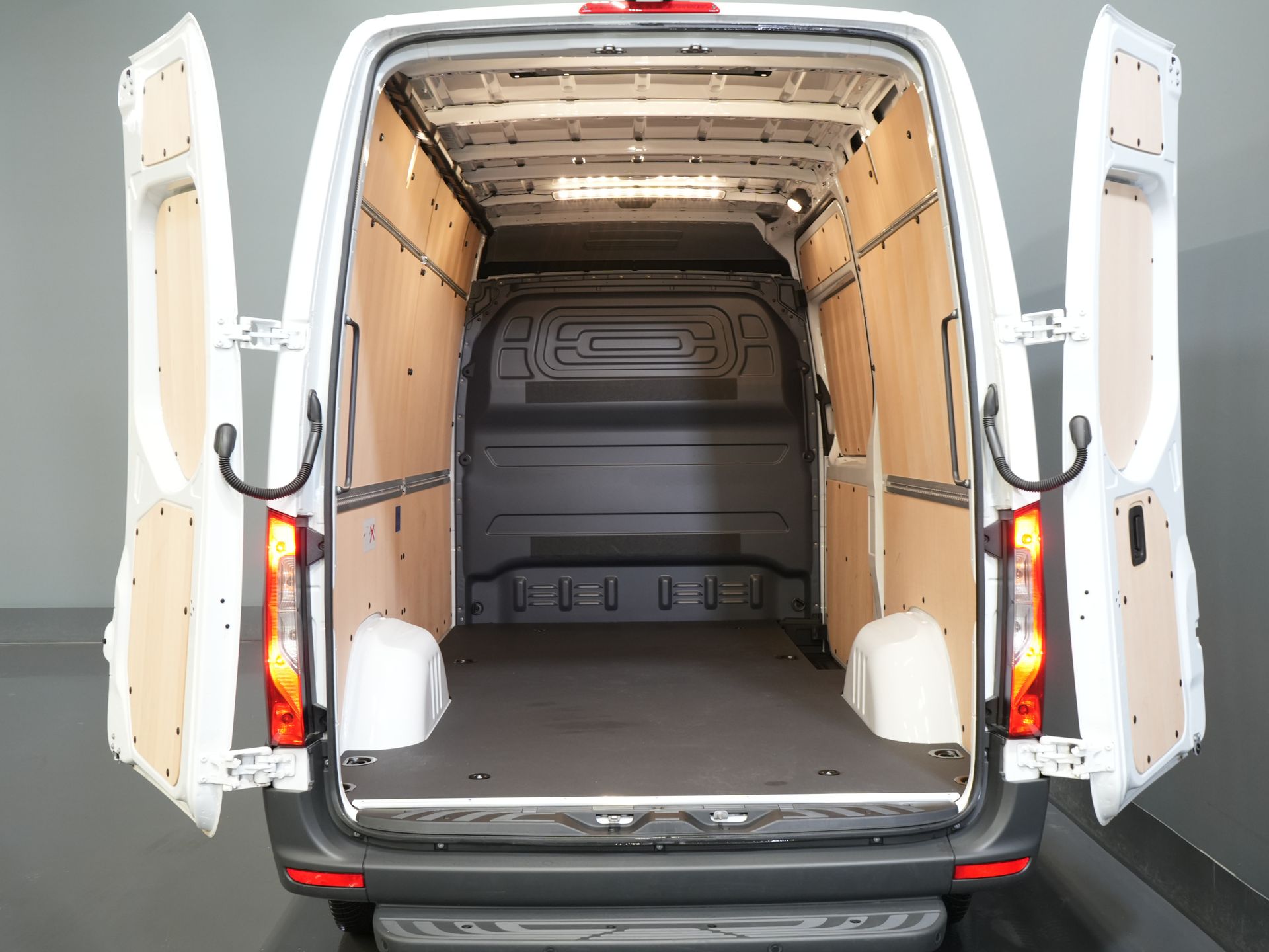 Mercedes-Benz Sprinter Bestelbus 317 Aut. L2H2 BPM VRIJ! LED/ 270 Gr.Deuren/ Gev.Stoel/ Stoelverw./ Navi/ Camera/ PDC/ Betimmerd/ Cruise 14