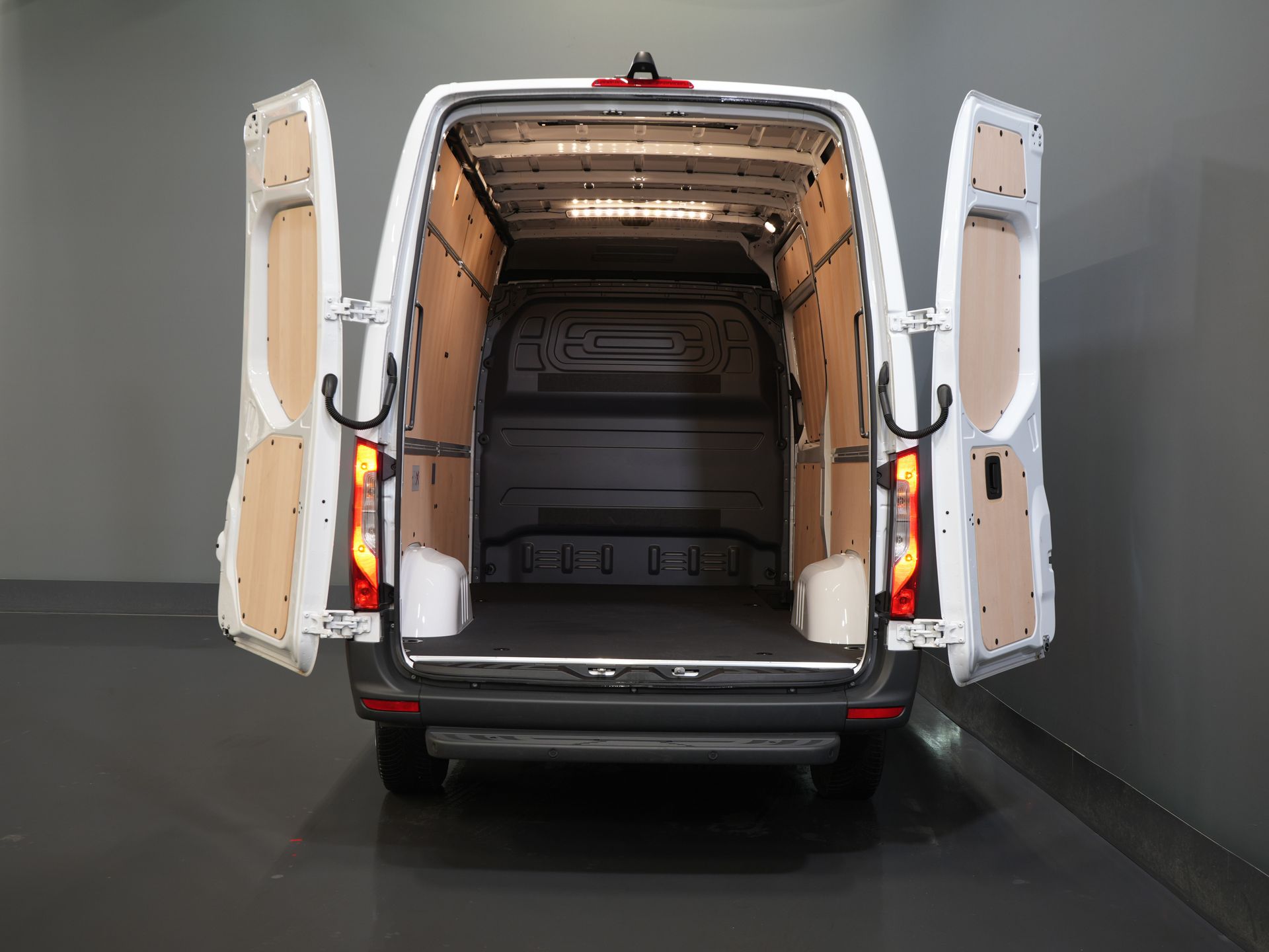 Mercedes-Benz Sprinter Bestelbus 317 Aut. L2H2 BPM VRIJ! LED/ 270 Gr.Deuren/ Gev.Stoel/ Stoelverw./ Navi/ Camera/ PDC/ Betimmerd/ Cruise 4