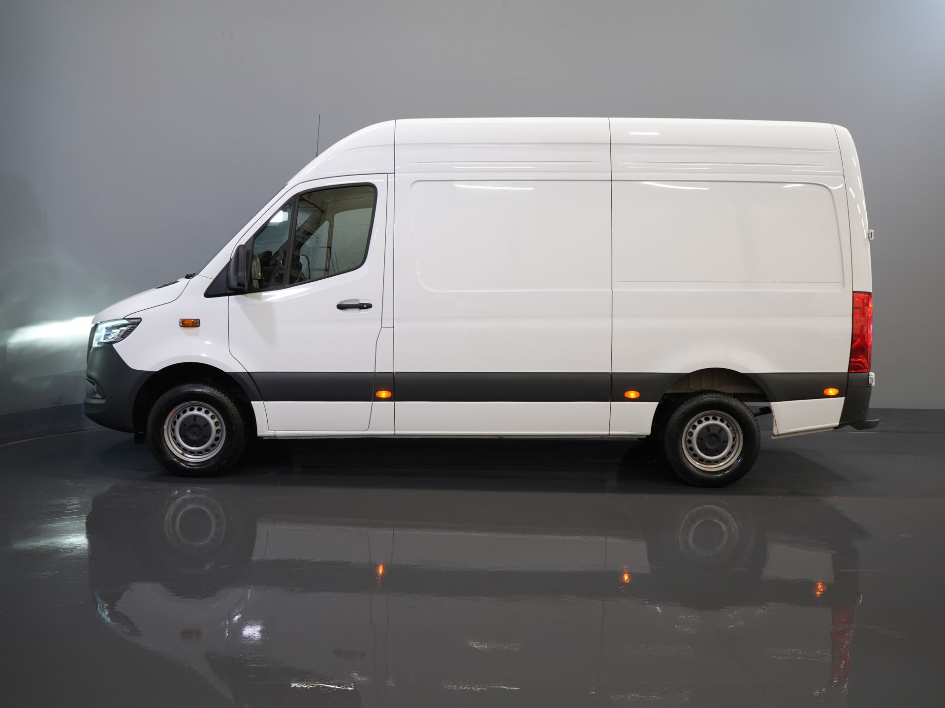 Mercedes-Benz Sprinter Bestelbus 317 Aut. L2H2 BPM VRIJ! LED/ 270 Gr.Deuren/ Gev.Stoel/ Stoelverw./ Navi/ Camera/ PDC/ Betimmerd/ Cruise 9