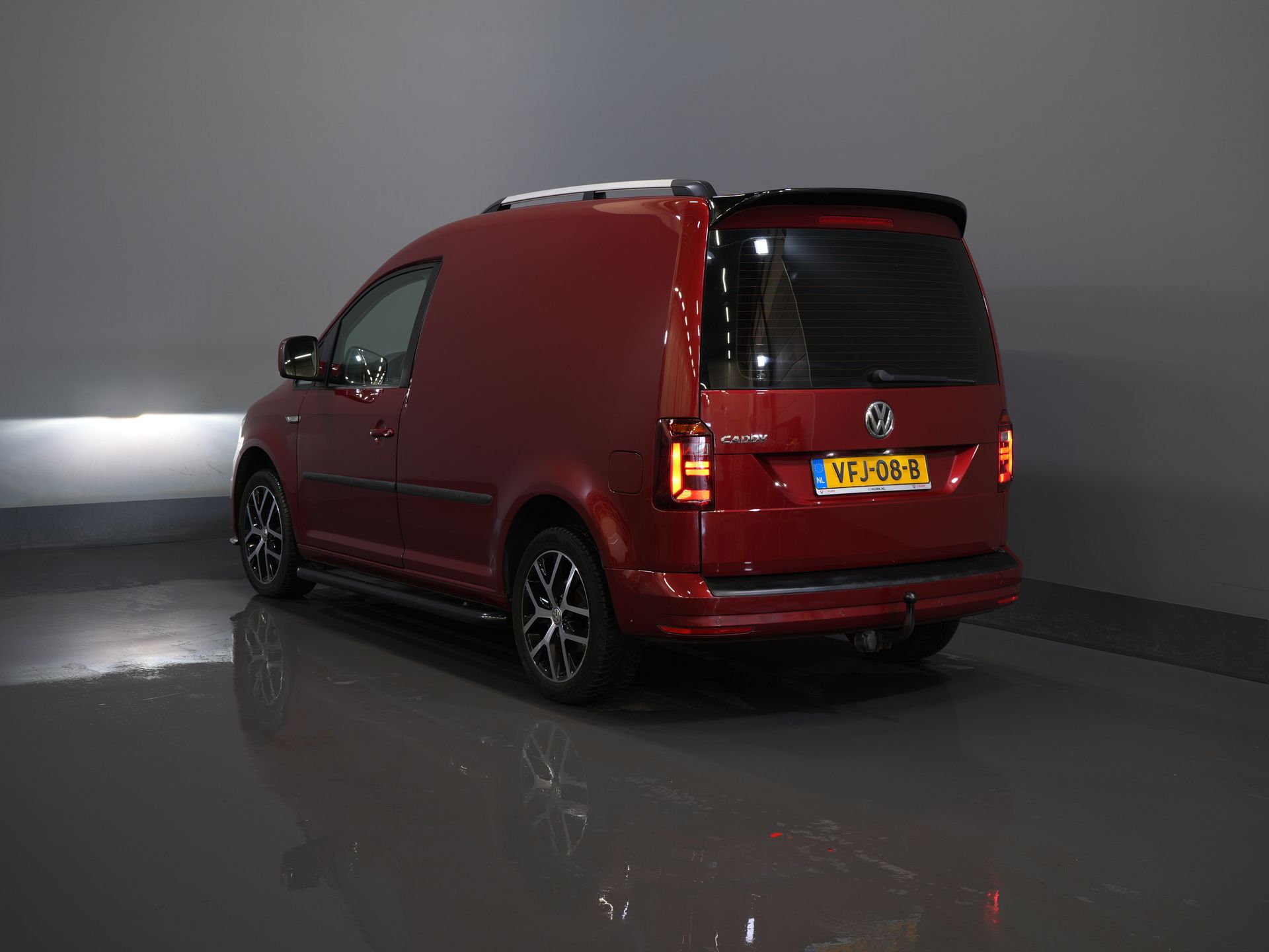 Volkswagen Caddy Bestelbus 2.0 TDI 100 pk C-Edition DSG Aut. BPM VRIJ! Bi-Xenon/ Adapt. Cruise/ Leder/ Climate/ Alarm III/ Carplay/ Stoelverw./ Roofrails/  1