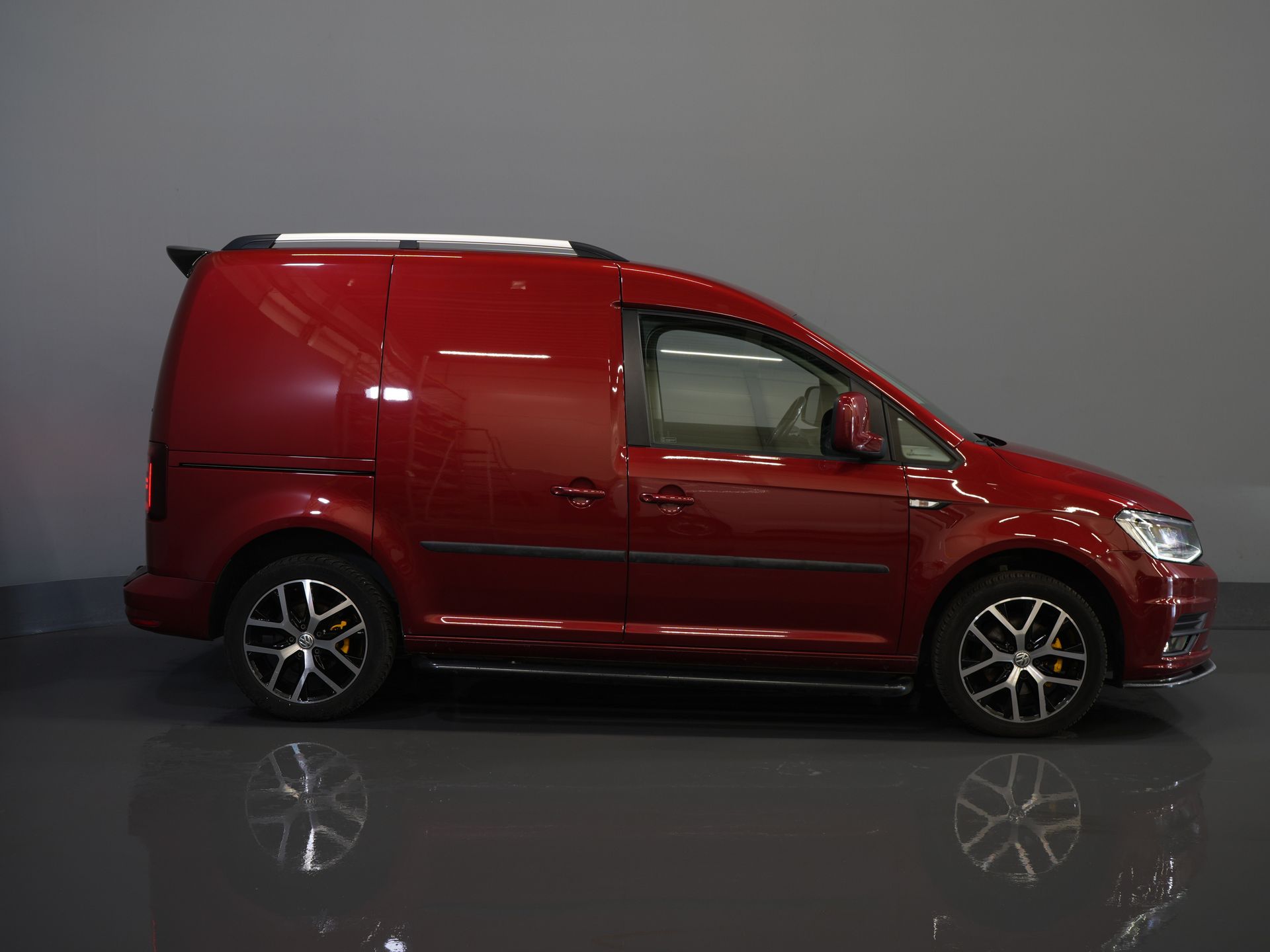 Volkswagen Caddy Bestelbus 2.0 TDI 100 pk C-Edition DSG Aut. BPM VRIJ! Bi-Xenon/ Adapt. Cruise/ Leder/ Climate/ Alarm III/ Carplay/ Stoelverw./ Roofrails/  10