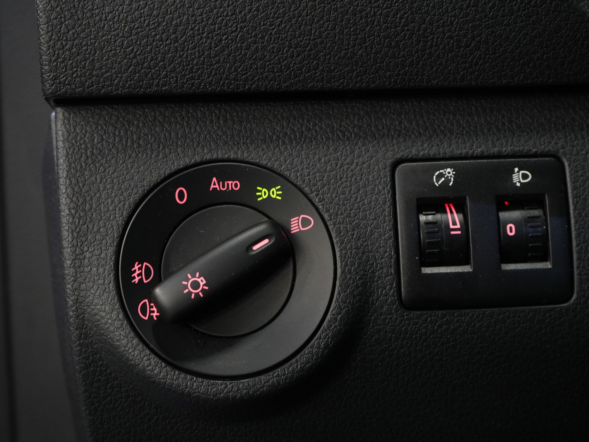 Volkswagen Caddy Bestelbus 2.0 TDI 100 pk C-Edition DSG Aut. BPM VRIJ! Bi-Xenon/ Adapt. Cruise/ Leder/ Climate/ Alarm III/ Carplay/ Stoelverw./ Roofrails/  17