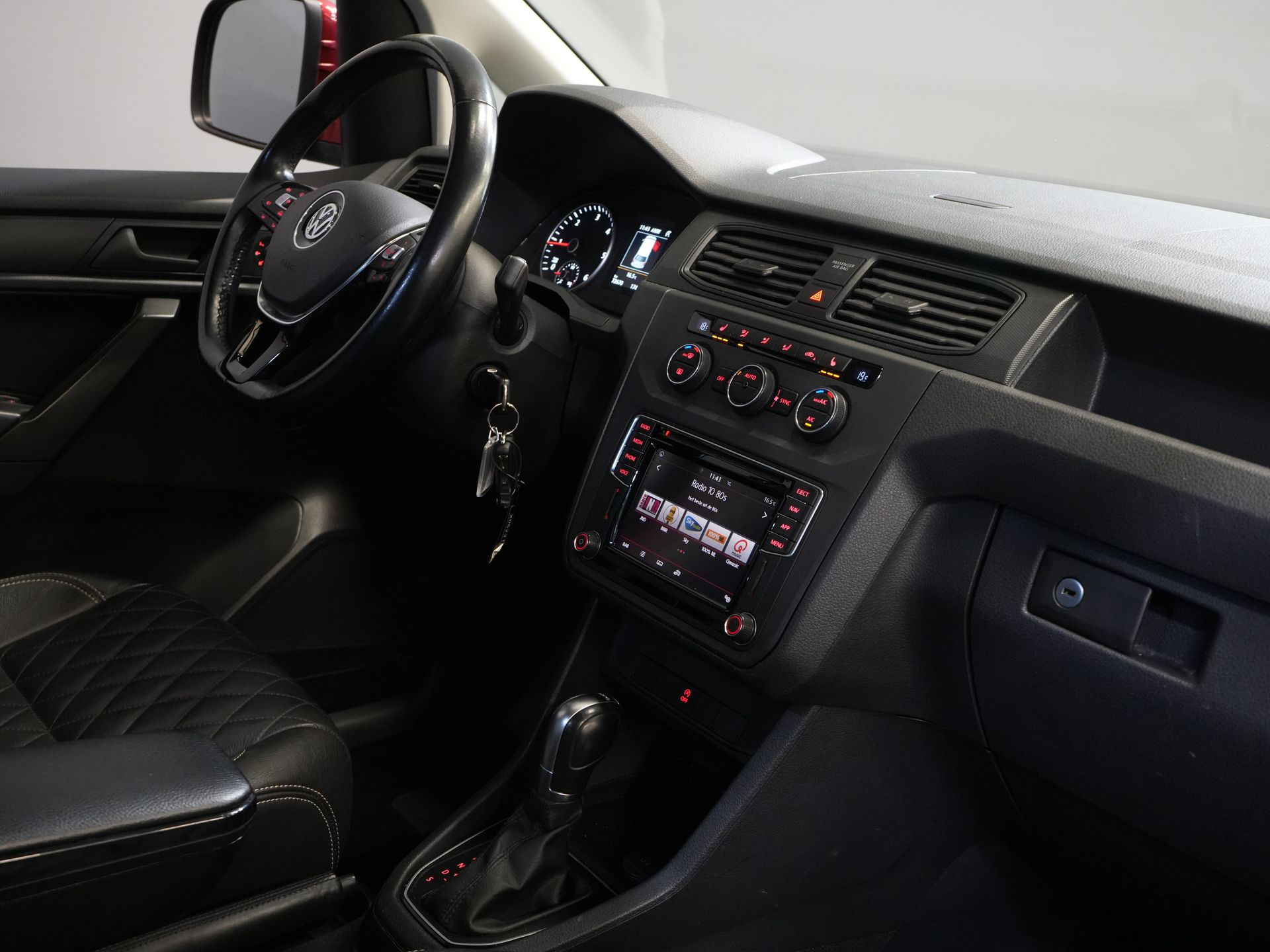 Volkswagen Caddy Bestelbus 2.0 TDI 100 pk C-Edition DSG Aut. BPM VRIJ! Bi-Xenon/ Adapt. Cruise/ Leder/ Climate/ Alarm III/ Carplay/ Stoelverw./ Roofrails/  2