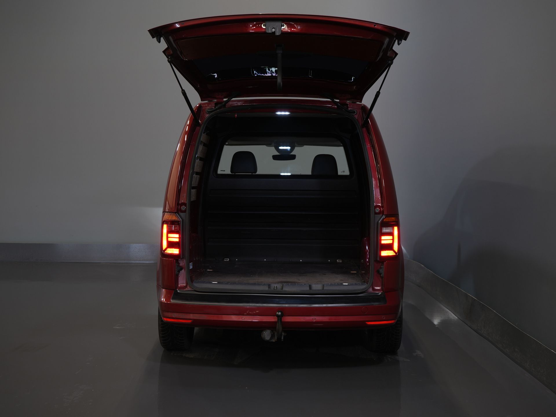 Volkswagen Caddy Bestelbus 2.0 TDI 100 pk C-Edition DSG Aut. BPM VRIJ! Bi-Xenon/ Adapt. Cruise/ Leder/ Climate/ Alarm III/ Carplay/ Stoelverw./ Roofrails/  4