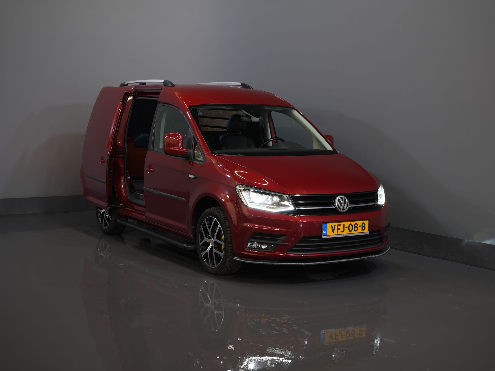 Volkswagen Caddy Bestelbus 2.0 TDI 100 pk C-Edition DSG Aut. BPM VRIJ! Bi-Xenon/ Adapt. Cruise/ Leder/ Climate/ Alarm III/ Carplay/ Stoelverw./ Roofrails/  8
