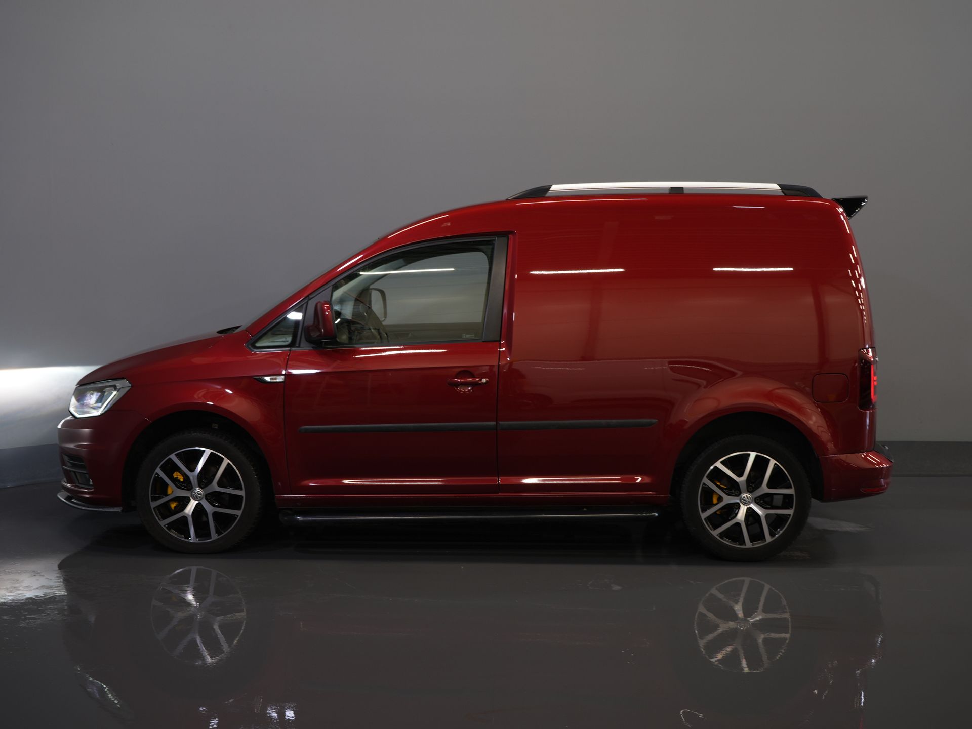 Volkswagen Caddy Bestelbus 2.0 TDI 100 pk C-Edition DSG Aut. BPM VRIJ! Bi-Xenon/ Adapt. Cruise/ Leder/ Climate/ Alarm III/ Carplay/ Stoelverw./ Roofrails/  9