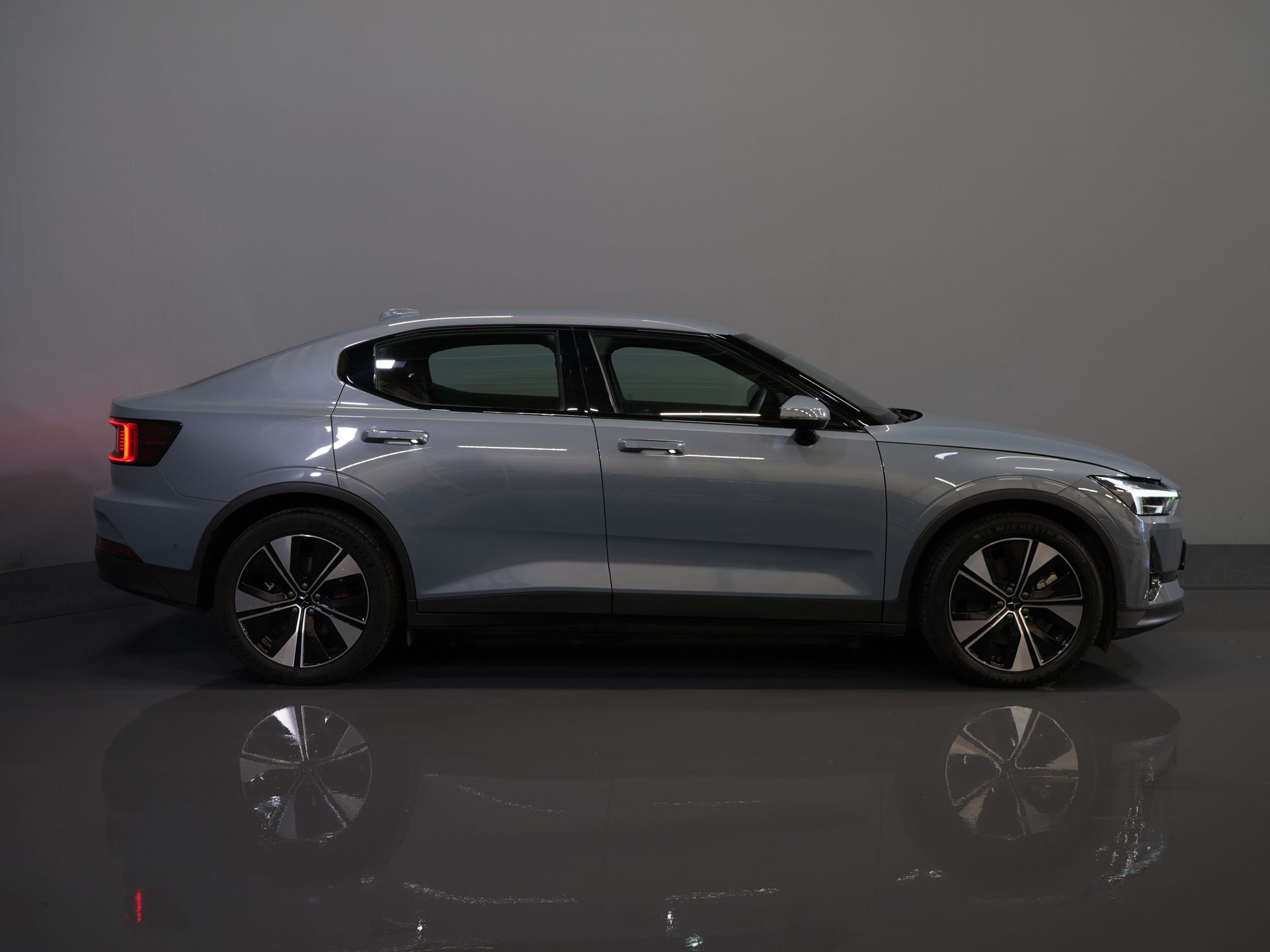 Polestar 2 Sedan Long Range 78 kWh 551 km WLTP 94% SOH LED/ Adapt.Cruise/ Memory/ Stoelverw./ Carplay/ Navi/ Climate 10