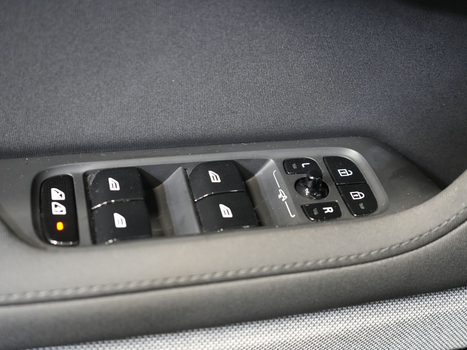 Polestar 2 Sedan Long Range 78 kWh 551 km WLTP 94% SOH LED/ Adapt.Cruise/ Memory/ Stoelverw./ Carplay/ Navi/ Climate 18