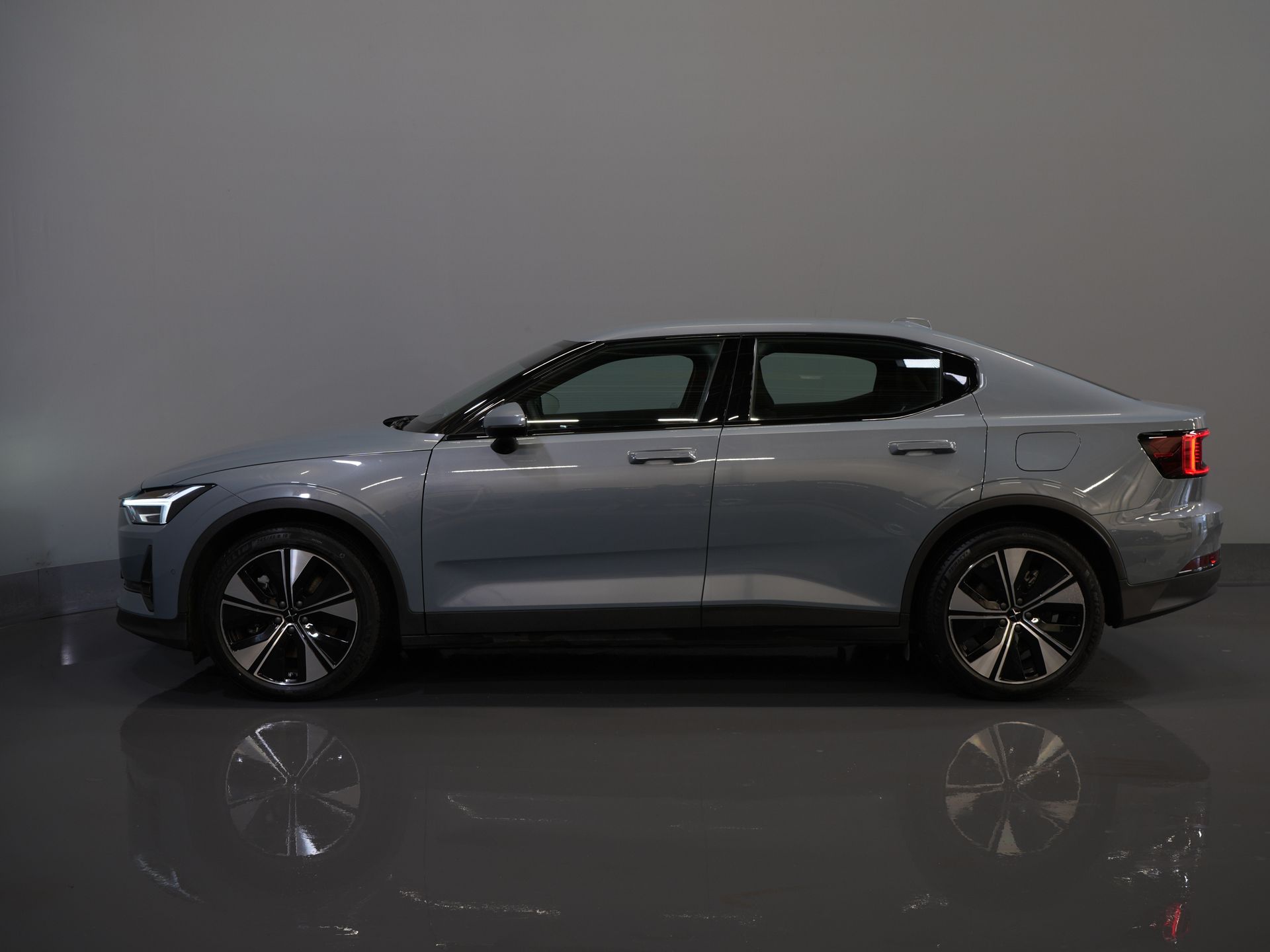 Polestar 2 Sedan Long Range 78 kWh 551 km WLTP 94% SOH LED/ Adapt.Cruise/ Memory/ Stoelverw./ Carplay/ Navi/ Climate 9