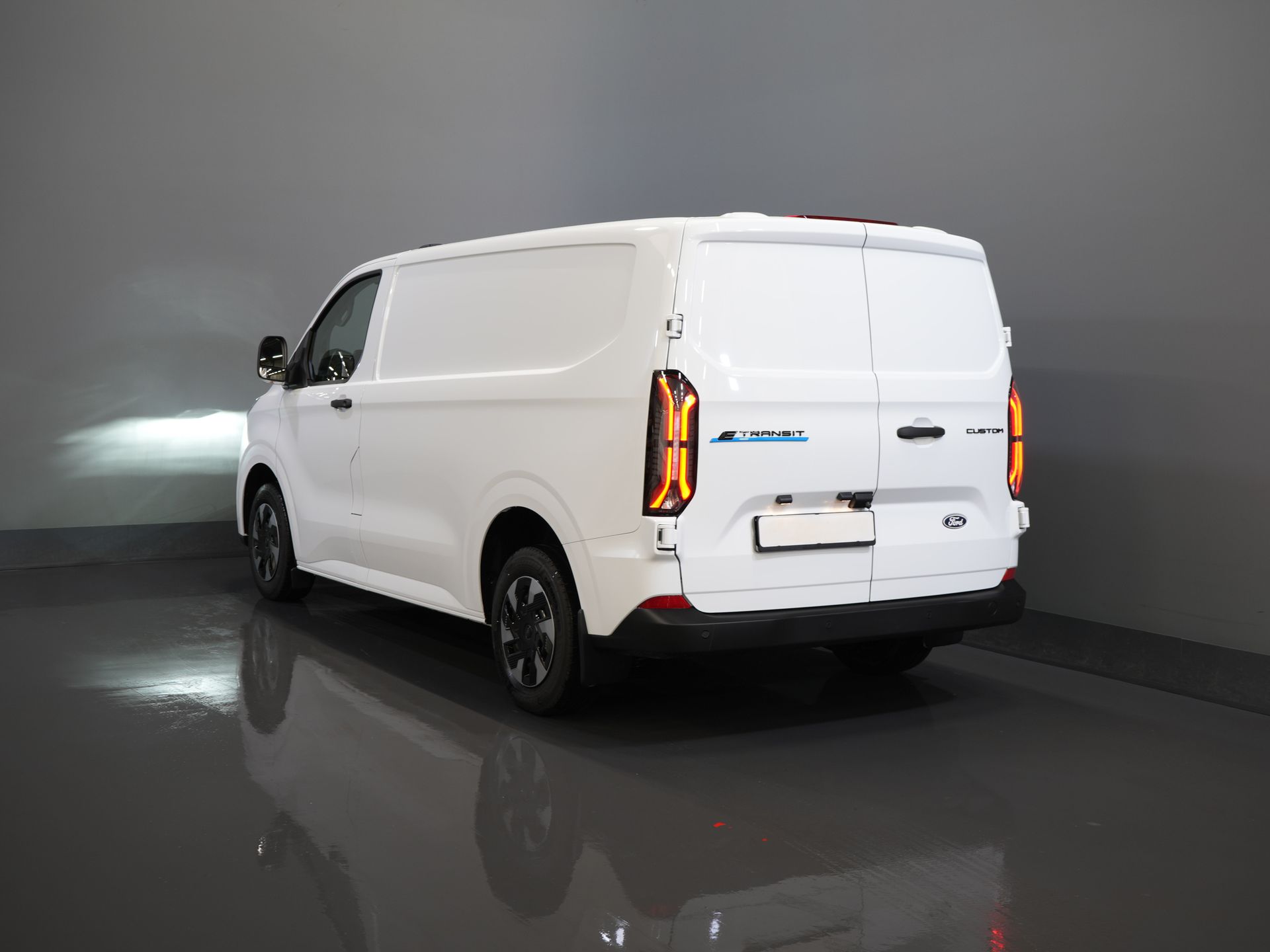 Ford E-Transit Custom Bestelbus 320 Trend 65 kWh 330 km WLTP LED/ Snellader/ 2.3t Trekverm./ Stoelverw./ Carplay/ Climate/ Camera/ PDC/ Cruise 1