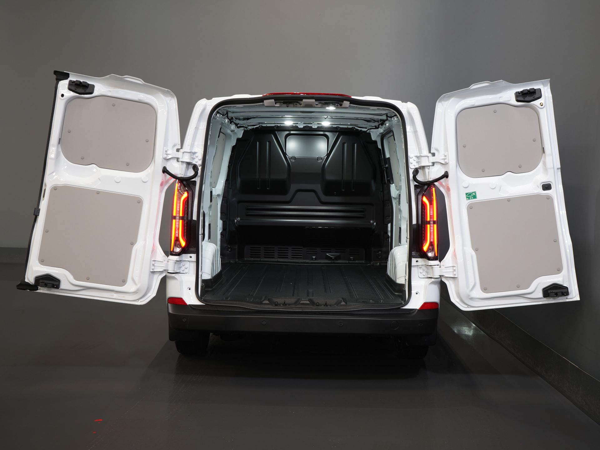 Ford E-Transit Custom Bestelbus 320 Trend 65 kWh 330 km WLTP LED/ Snellader/ 2.3t Trekverm./ Stoelverw./ Carplay/ Climate/ Camera/ PDC/ Cruise 4