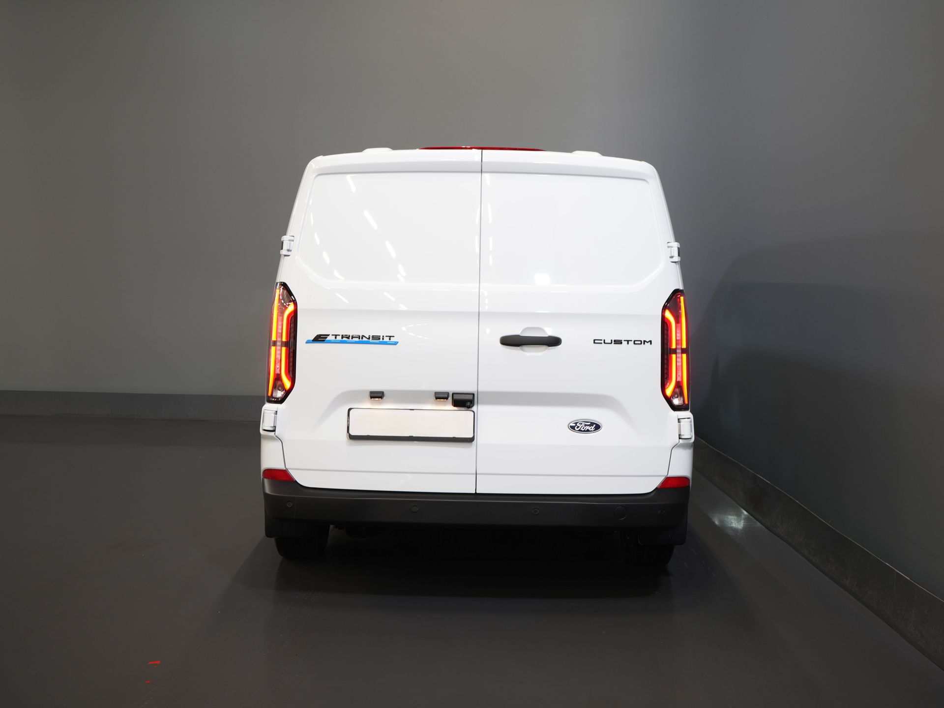 Ford E-Transit Custom Bestelbus 320 Trend 65 kWh 330 km WLTP LED/ Snellader/ 2.3t Trekverm./ Stoelverw./ Carplay/ Climate/ Camera/ PDC/ Cruise 5