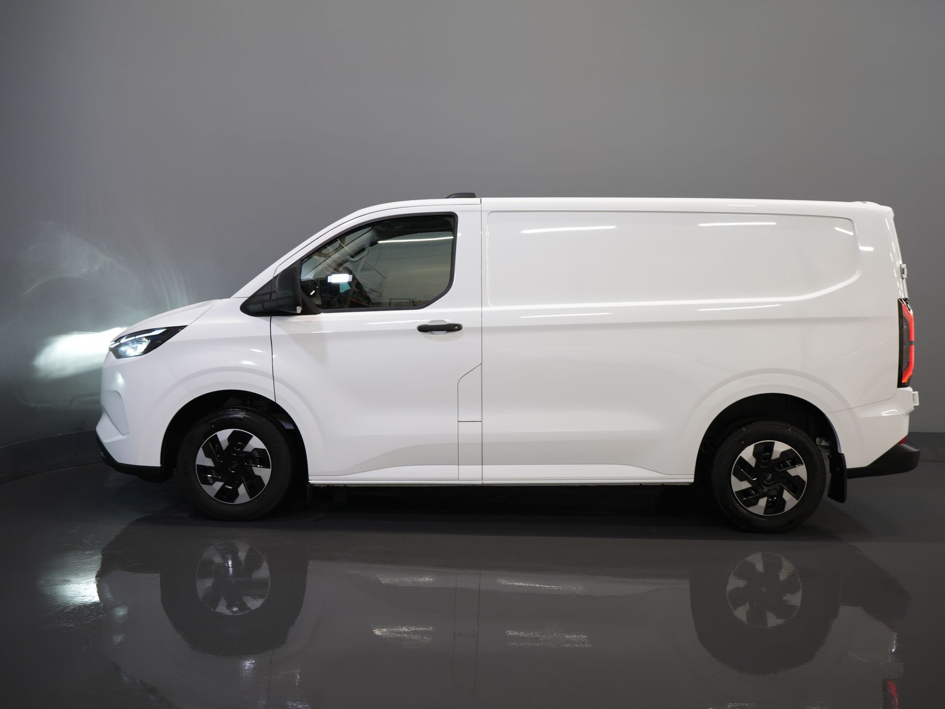 Ford E-Transit Custom Bestelbus 320 Trend 65 kWh 330 km WLTP LED/ Snellader/ 2.3t Trekverm./ Stoelverw./ Carplay/ Climate/ Camera/ PDC/ Cruise 9