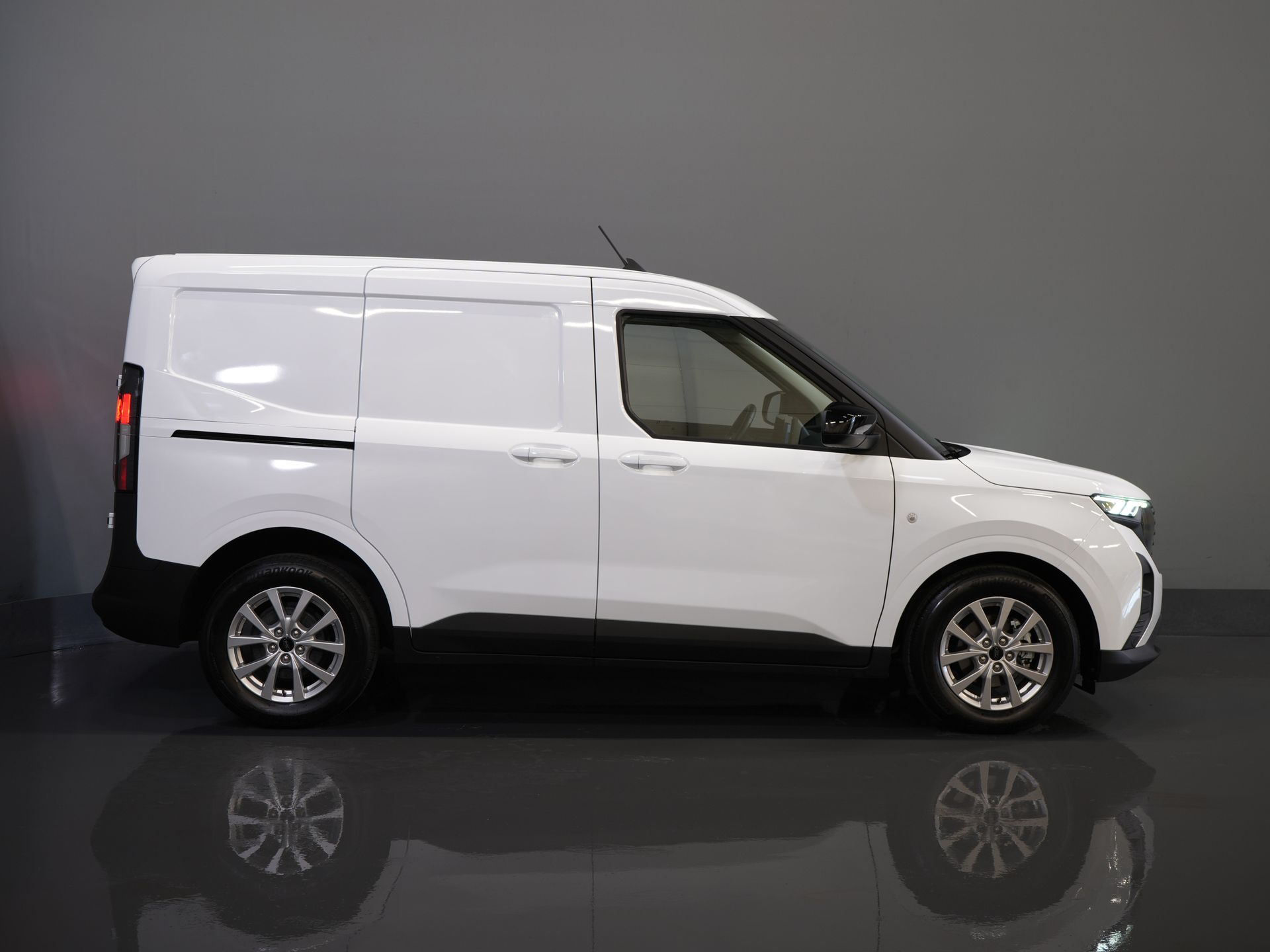 Ford Transit Courier Bestelbus 1.5 TDCi 100 pk Limited BPM VRIJ! Virtual Cockpit/ Stoelverw./ Stuurverw./ Carplay/ Camera/ PDC/ LMV/ Climate/ Cruise 10