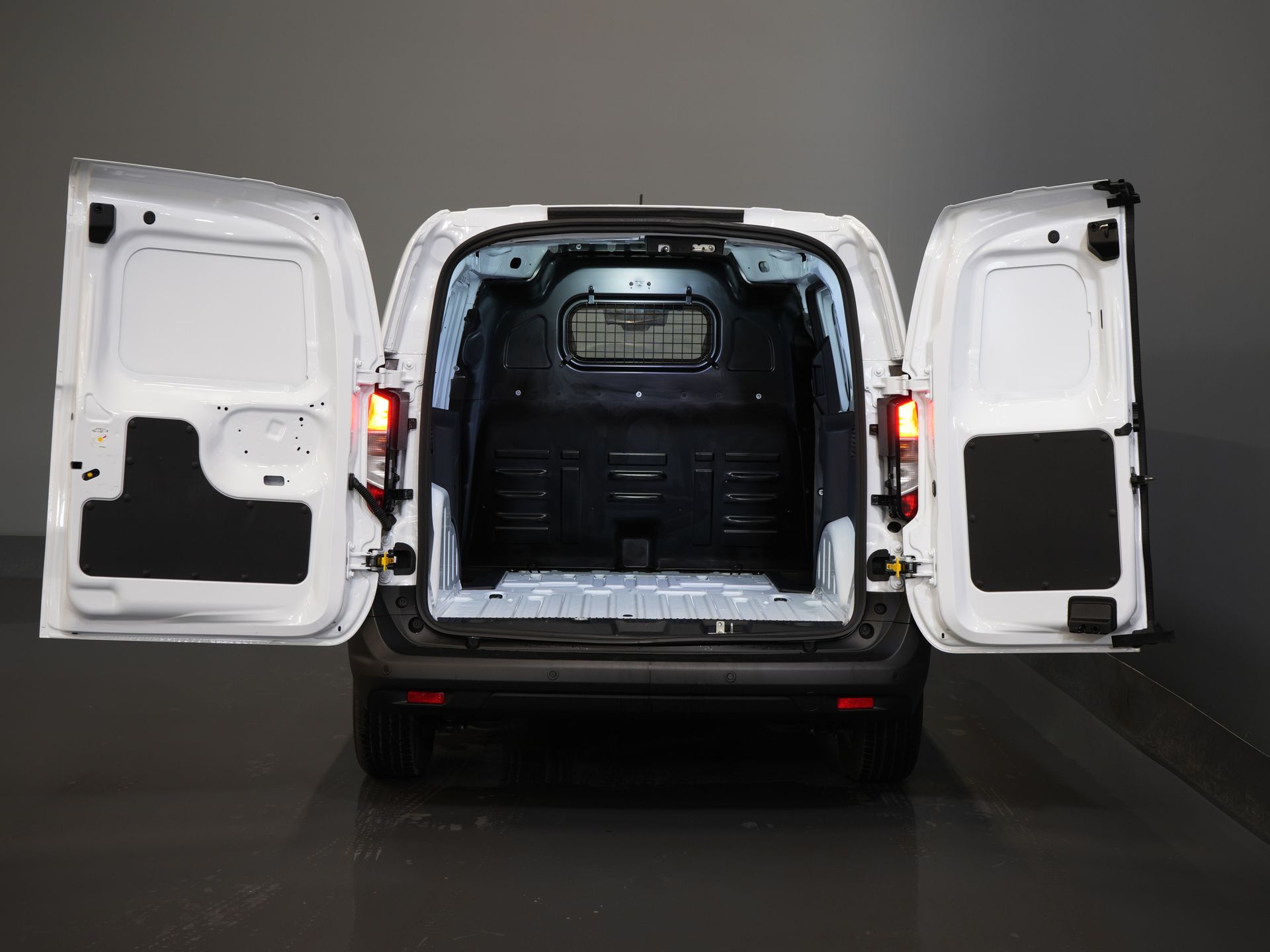 Ford Transit Courier Bestelbus 1.5 TDCi 100 pk Limited BPM VRIJ! Virtual Cockpit/ Stoelverw./ Stuurverw./ Carplay/ Camera/ PDC/ LMV/ Climate/ Cruise 4