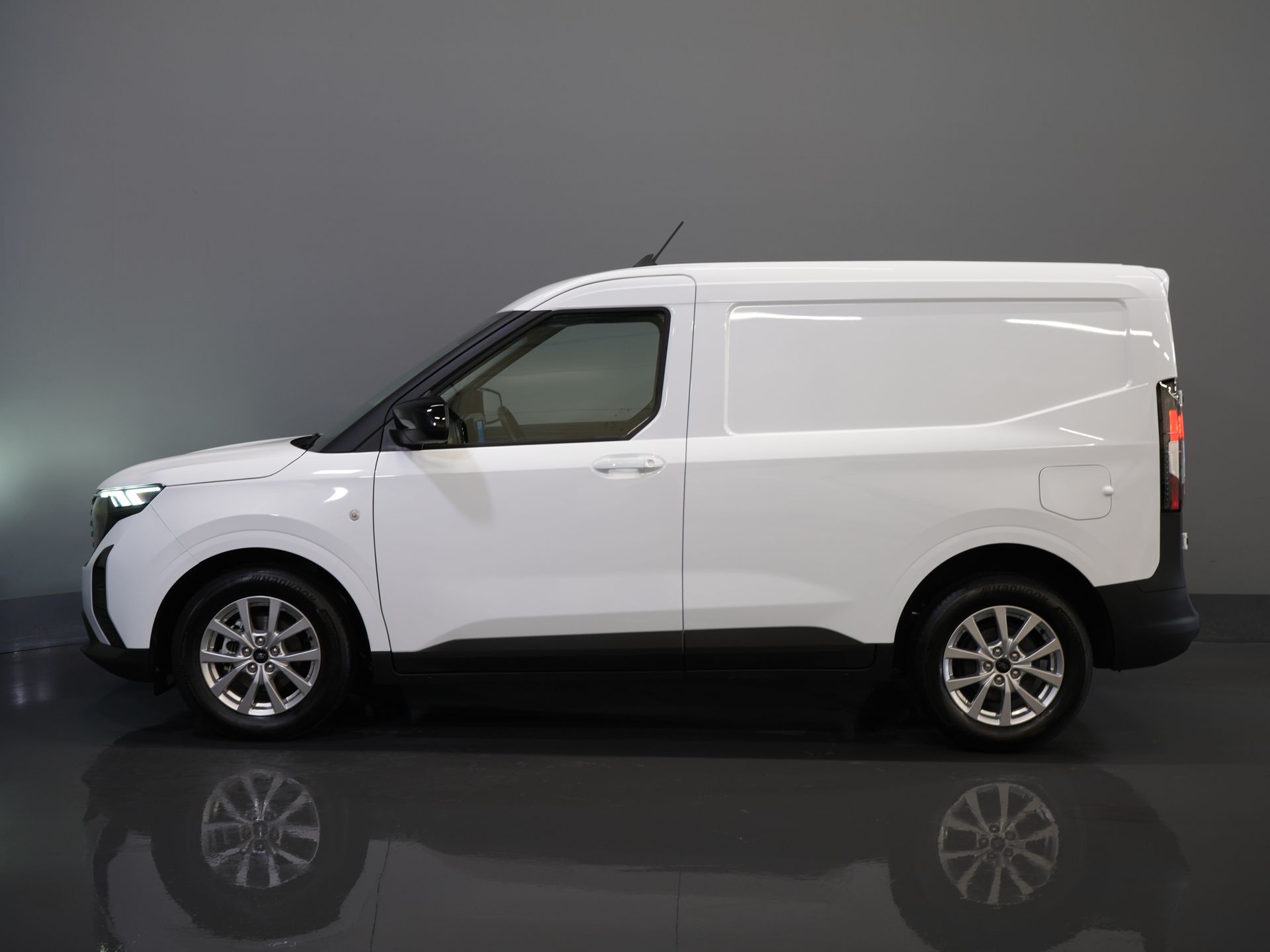 Ford Transit Courier Bestelbus 1.5 TDCi 100 pk Limited BPM VRIJ! Virtual Cockpit/ Stoelverw./ Stuurverw./ Carplay/ Camera/ PDC/ LMV/ Climate/ Cruise 9