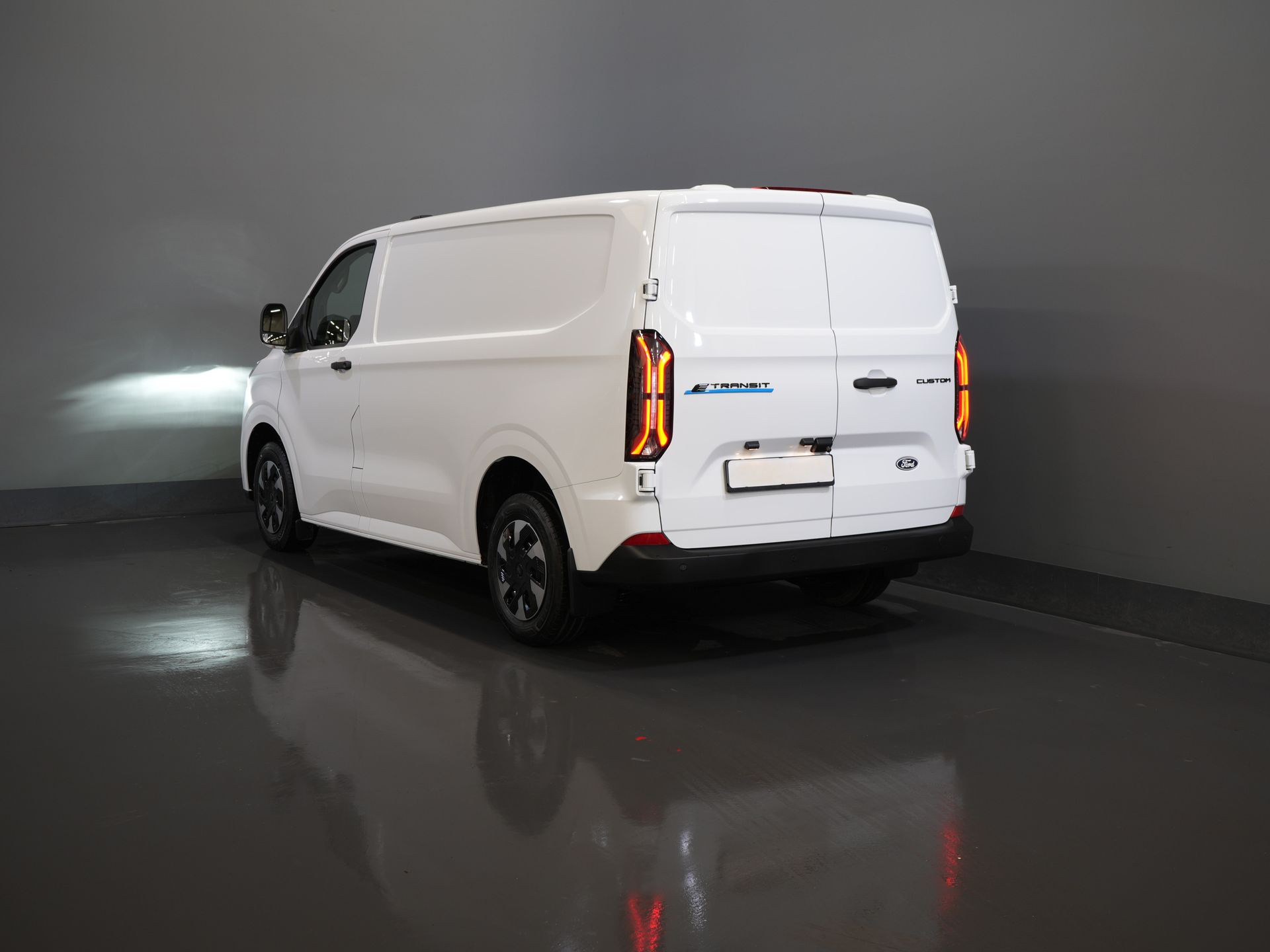 Ford E-Transit Custom Bestelbus 320 Trend 65 kWh 330 km WLTP LED/ Snellader/ 2.3t Trekverm./ Stoelverw./ Carplay/ Climate/ Camera/ PDC/ Cruise 1