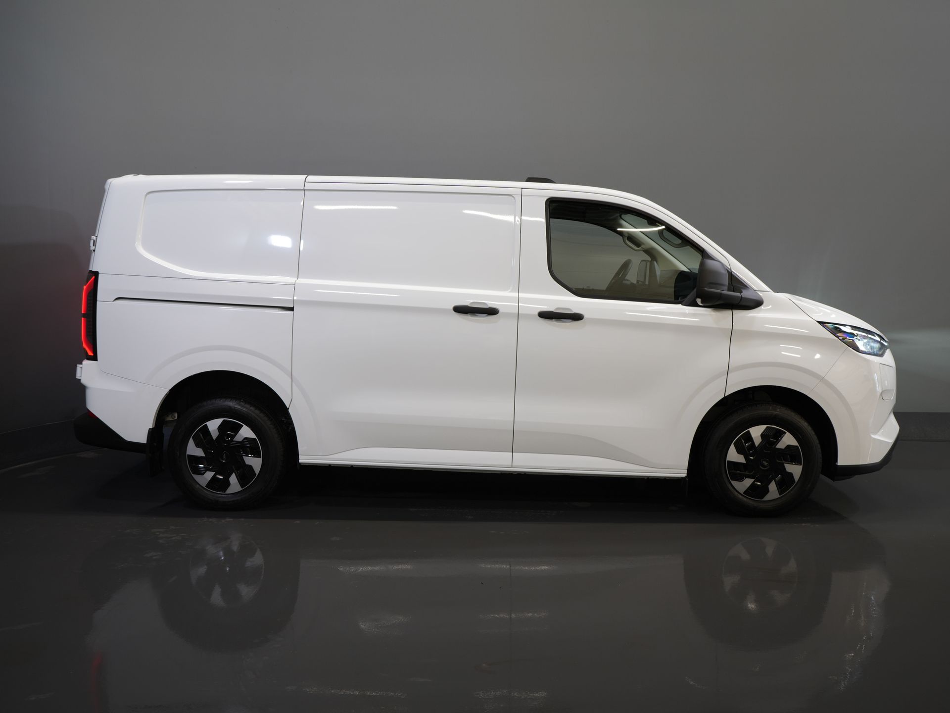 Ford E-Transit Custom Bestelbus 320 Trend 65 kWh 330 km WLTP LED/ Snellader/ 2.3t Trekverm./ Stoelverw./ Carplay/ Climate/ Camera/ PDC/ Cruise 10