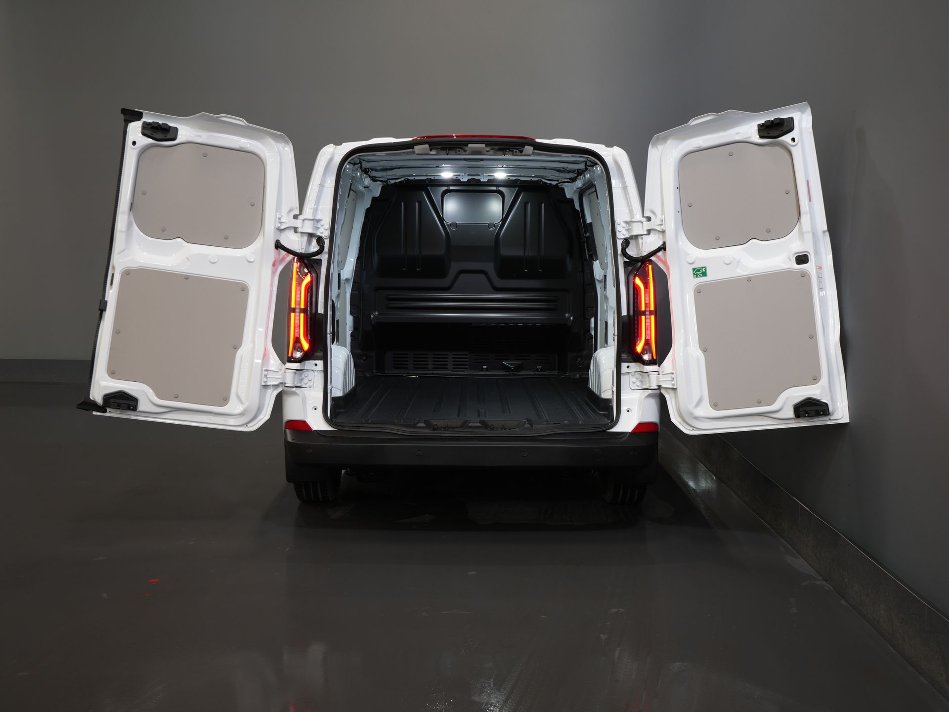 Ford E-Transit Custom Bestelbus 320 Trend 65 kWh 330 km WLTP LED/ Snellader/ 2.3t Trekverm./ Stoelverw./ Carplay/ Climate/ Camera/ PDC/ Cruise 4