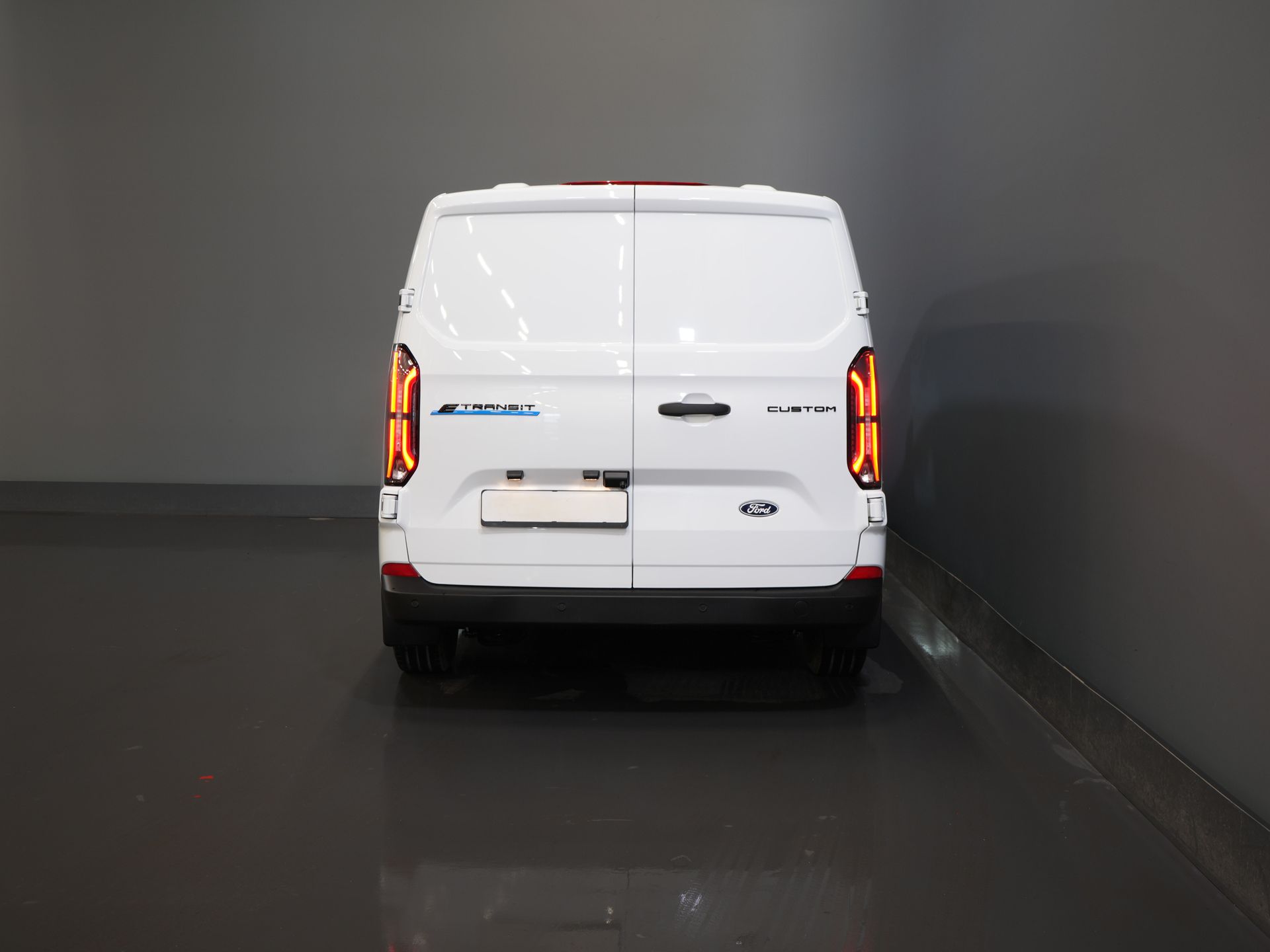 Ford E-Transit Custom Bestelbus 320 Trend 65 kWh 330 km WLTP LED/ Snellader/ 2.3t Trekverm./ Stoelverw./ Carplay/ Climate/ Camera/ PDC/ Cruise 5