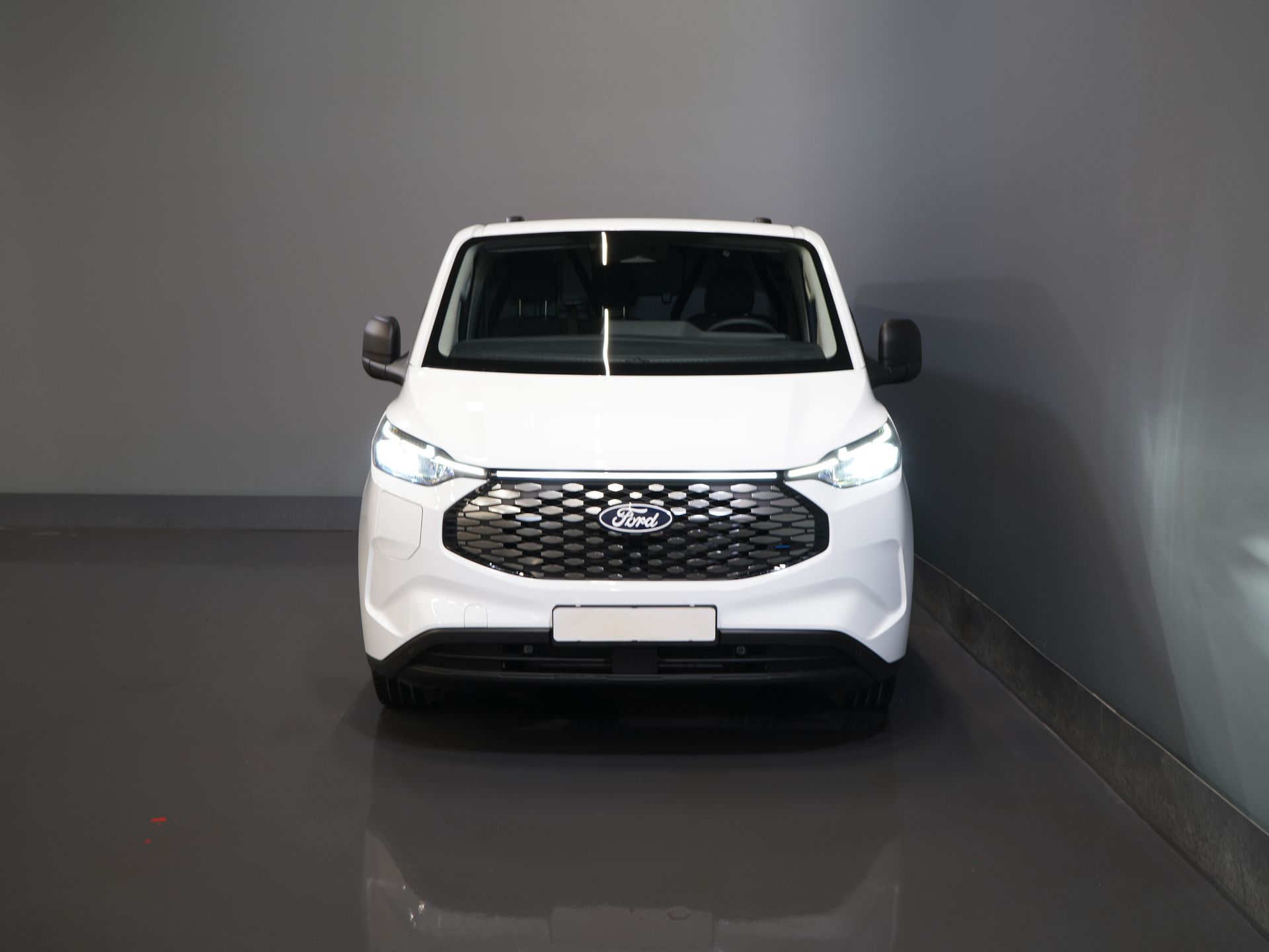 Ford E-Transit Custom Bestelbus 320 Trend 65 kWh 330 km WLTP LED/ Snellader/ 2.3t Trekverm./ Stoelverw./ Carplay/ Climate/ Camera/ PDC/ Cruise 6