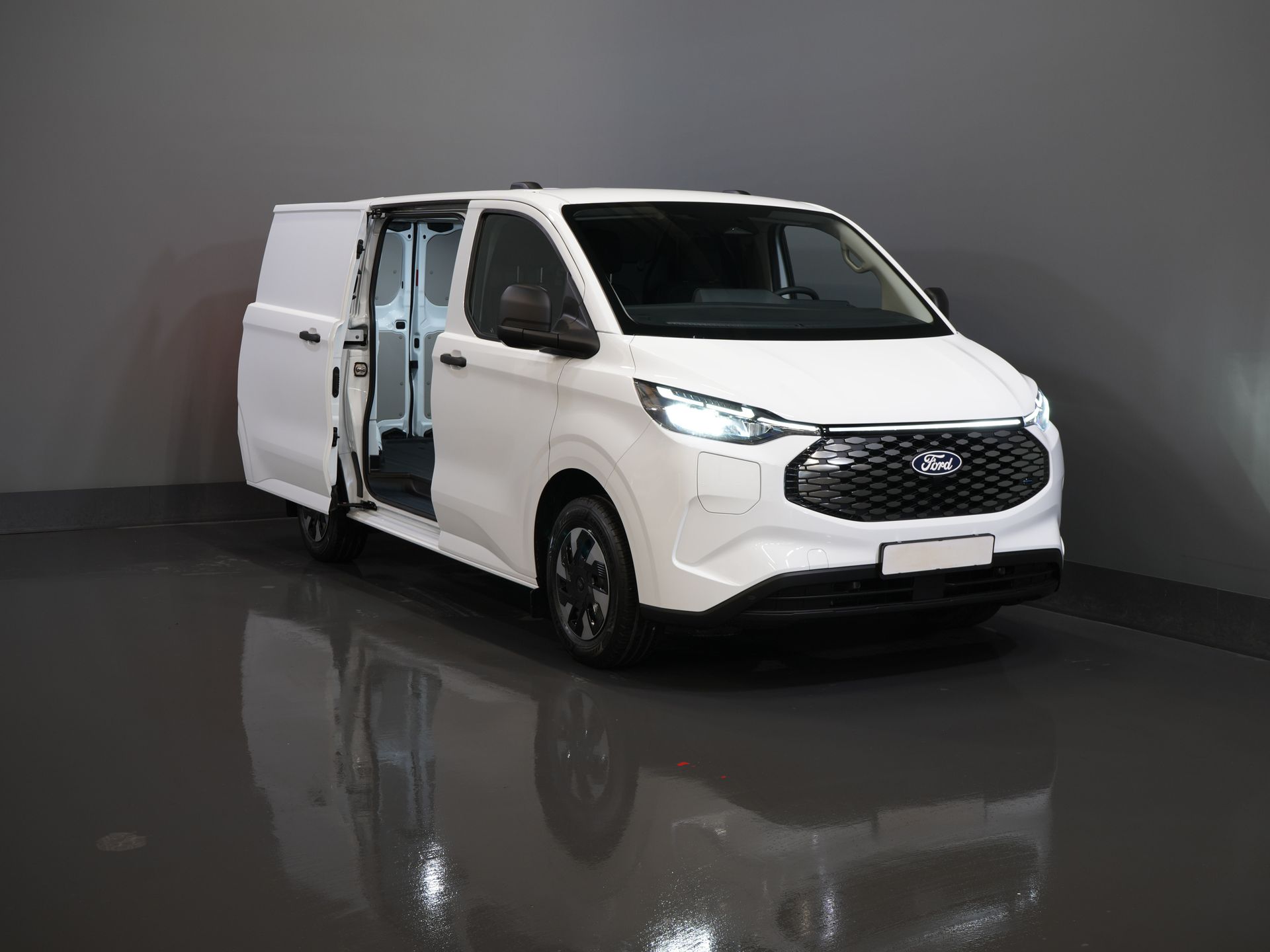 Ford E-Transit Custom Bestelbus 320 Trend 65 kWh 330 km WLTP LED/ Snellader/ 2.3t Trekverm./ Stoelverw./ Carplay/ Climate/ Camera/ PDC/ Cruise 8