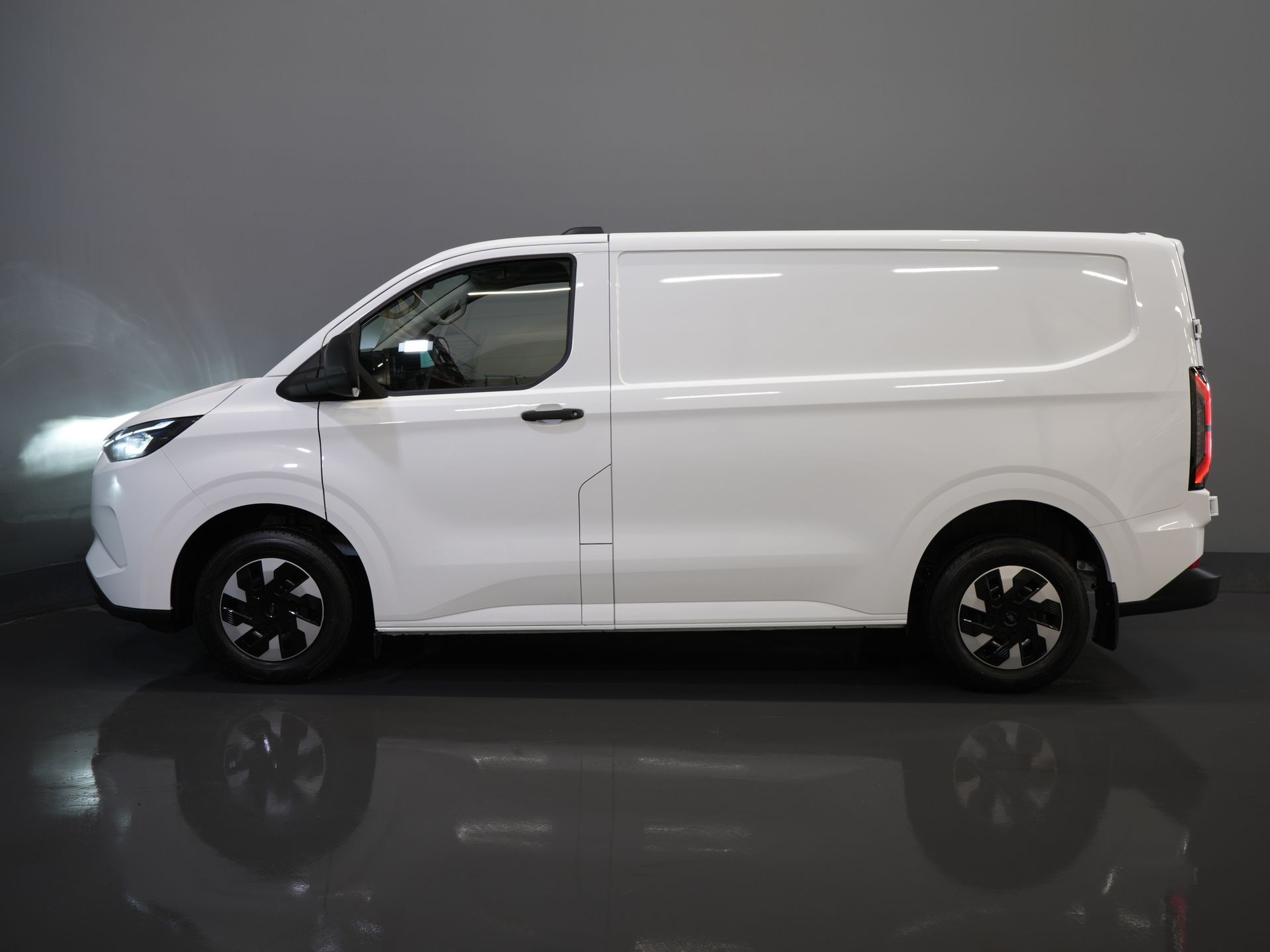 Ford E-Transit Custom Bestelbus 320 Trend 65 kWh 330 km WLTP LED/ Snellader/ 2.3t Trekverm./ Stoelverw./ Carplay/ Climate/ Camera/ PDC/ Cruise 9