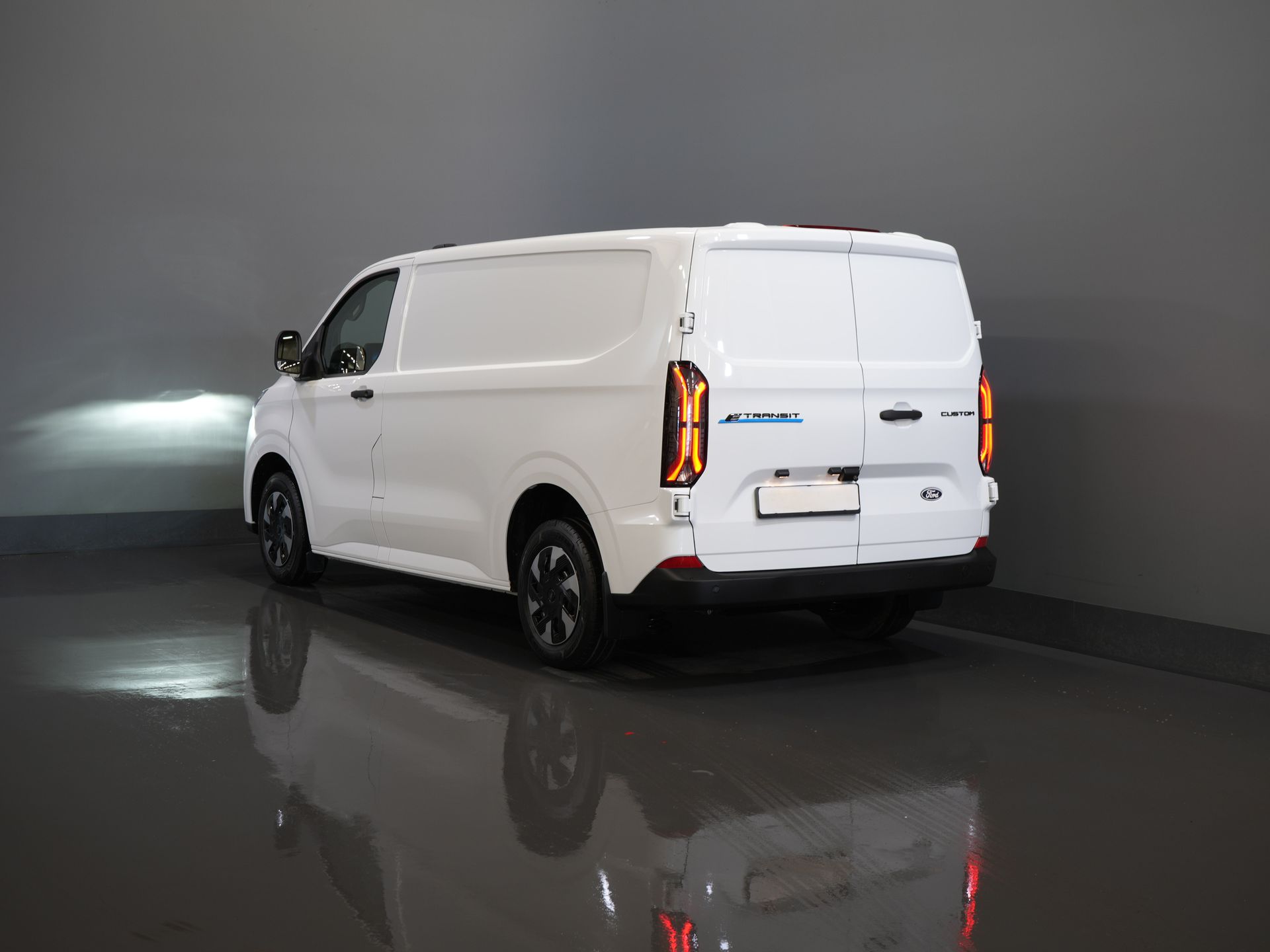 Ford E-Transit Custom Bestelbus 320 Trend 65 kWh 330 km WLTP LED/ Snellader/ 2.3t Trekverm./ Stoelverw./ Carplay/ Climate/ Camera/ PDC/ Cruise 1