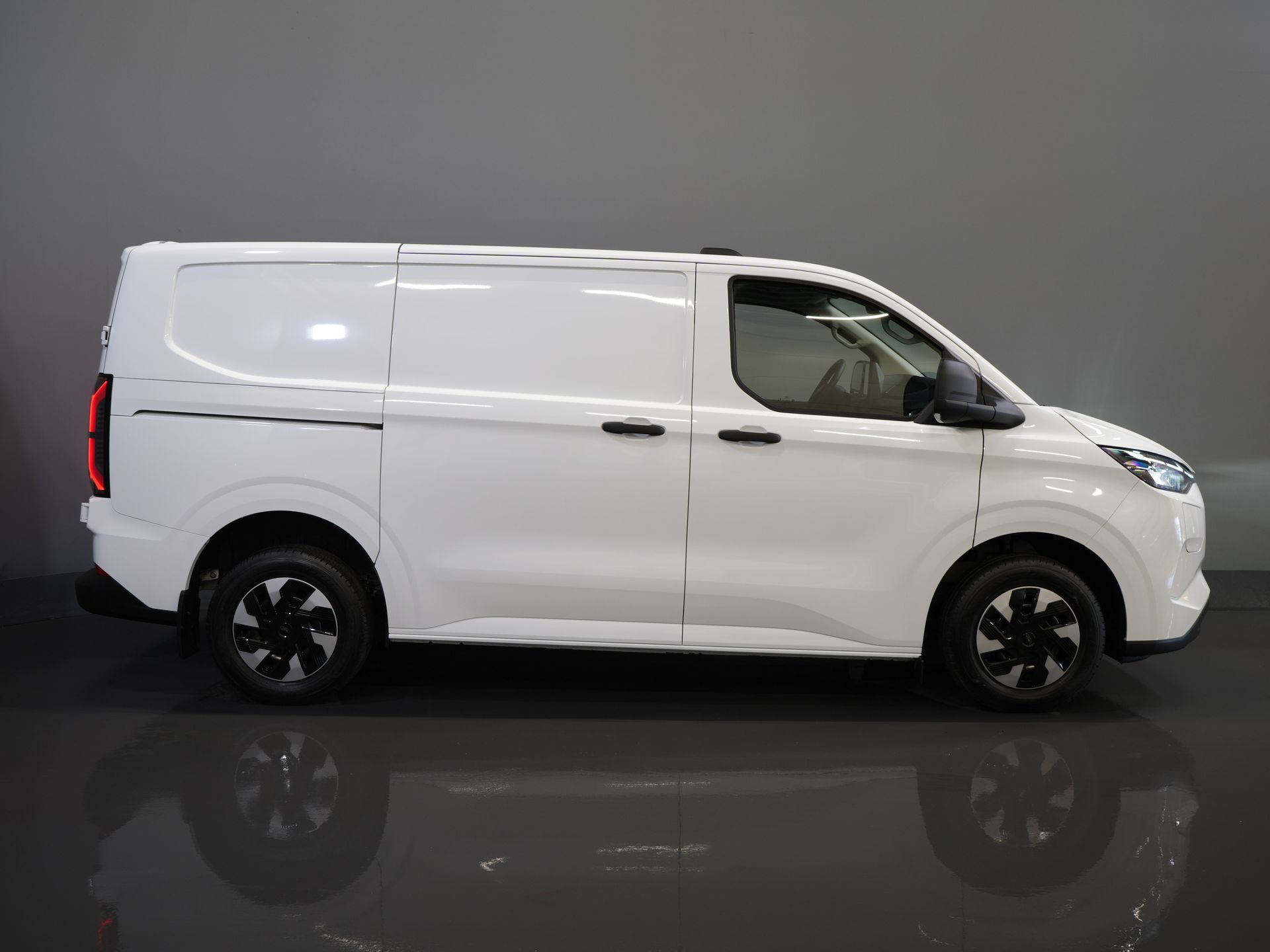 Ford E-Transit Custom Bestelbus 320 Trend 65 kWh 330 km WLTP LED/ Snellader/ 2.3t Trekverm./ Stoelverw./ Carplay/ Climate/ Camera/ PDC/ Cruise 10