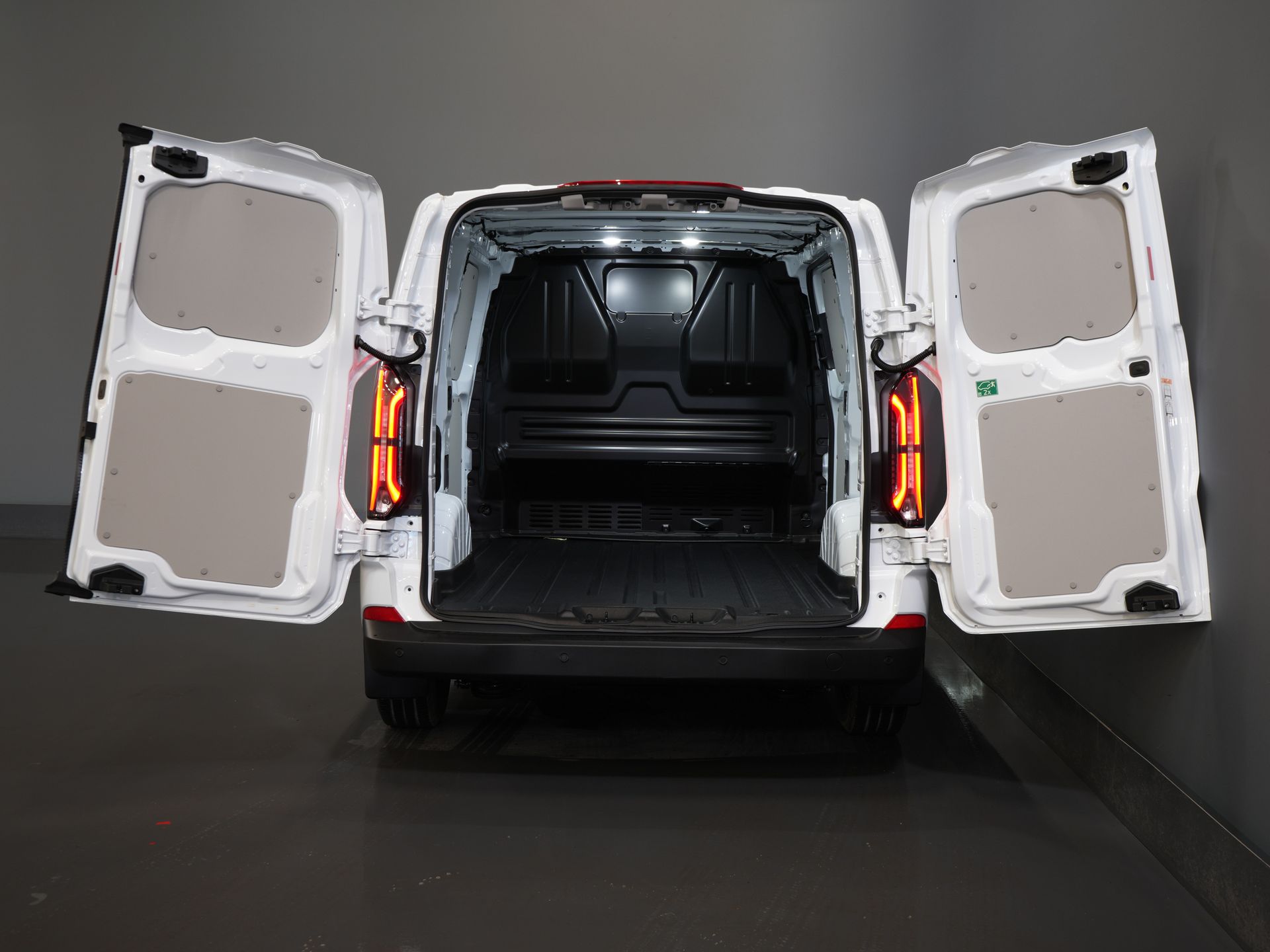 Ford E-Transit Custom Bestelbus 320 Trend 65 kWh 330 km WLTP LED/ Snellader/ 2.3t Trekverm./ Stoelverw./ Carplay/ Climate/ Camera/ PDC/ Cruise 4