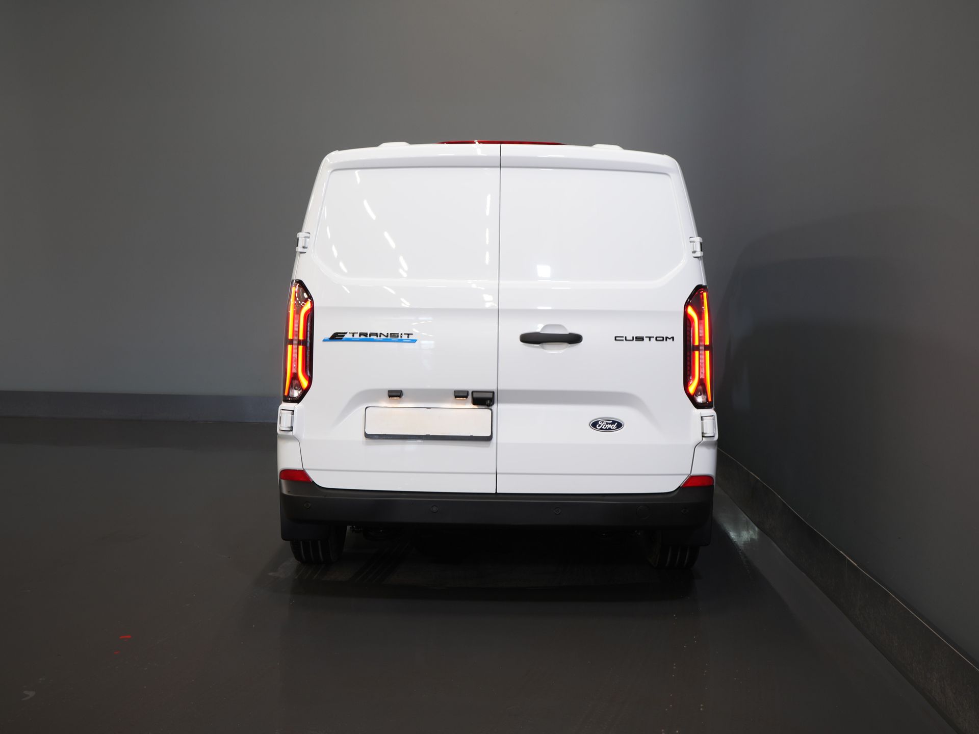 Ford E-Transit Custom Bestelbus 320 Trend 65 kWh 330 km WLTP LED/ Snellader/ 2.3t Trekverm./ Stoelverw./ Carplay/ Climate/ Camera/ PDC/ Cruise 5