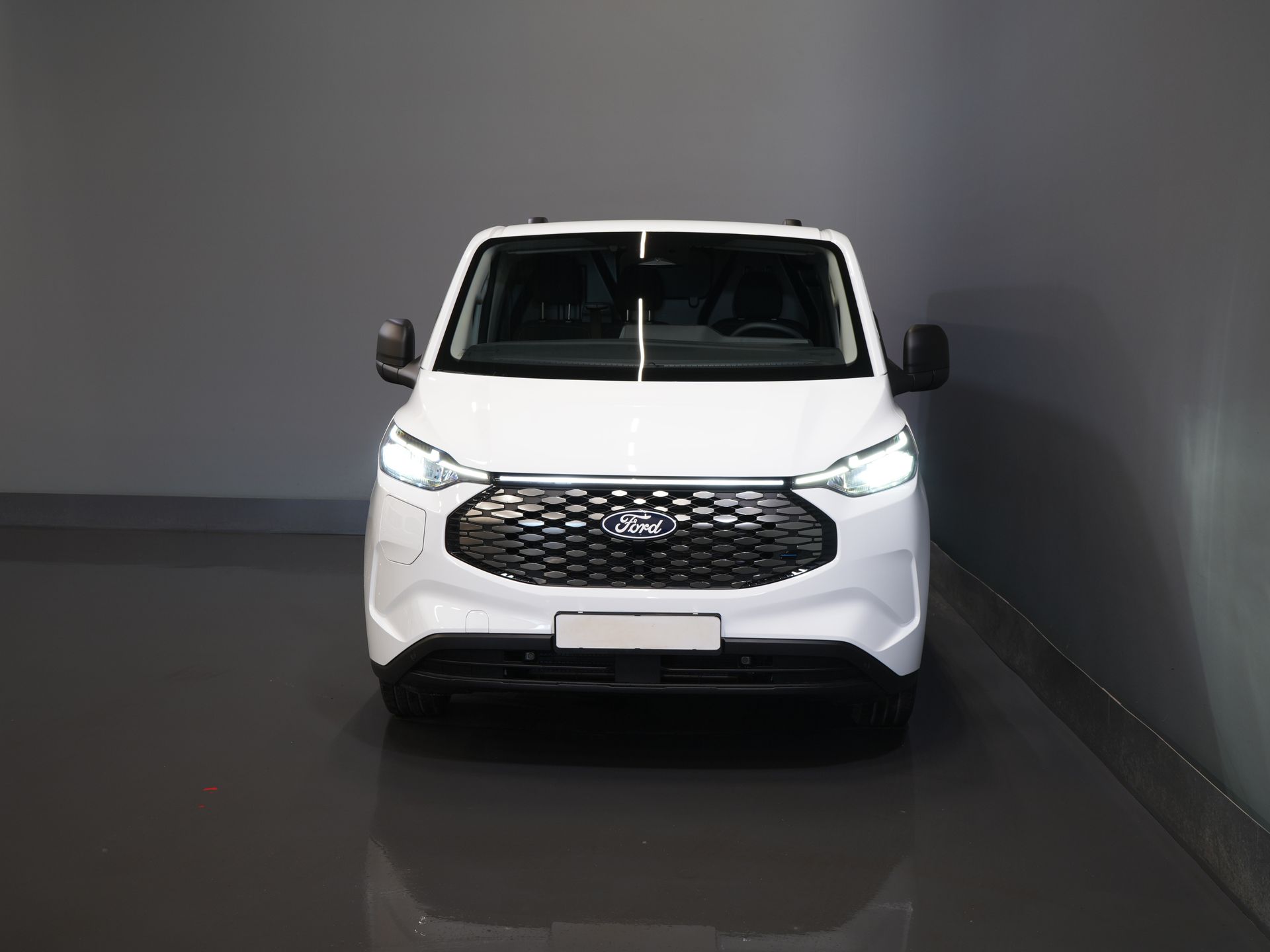 Ford E-Transit Custom Bestelbus 320 Trend 65 kWh 330 km WLTP LED/ Snellader/ 2.3t Trekverm./ Stoelverw./ Carplay/ Climate/ Camera/ PDC/ Cruise 6