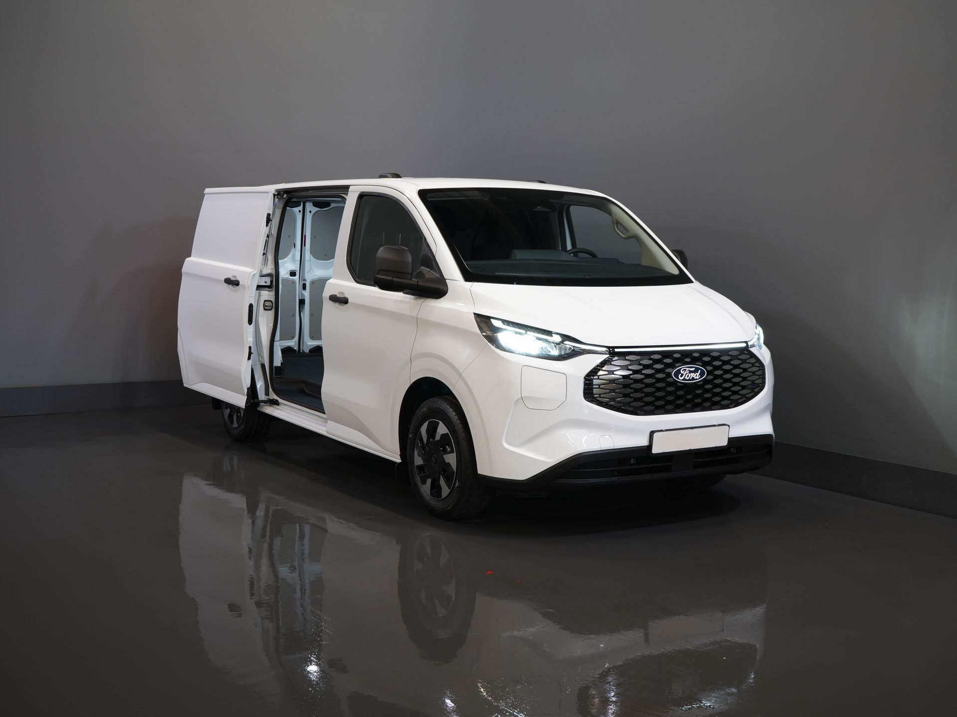 Ford E-Transit Custom Bestelbus 320 Trend 65 kWh 330 km WLTP LED/ Snellader/ 2.3t Trekverm./ Stoelverw./ Carplay/ Climate/ Camera/ PDC/ Cruise 8