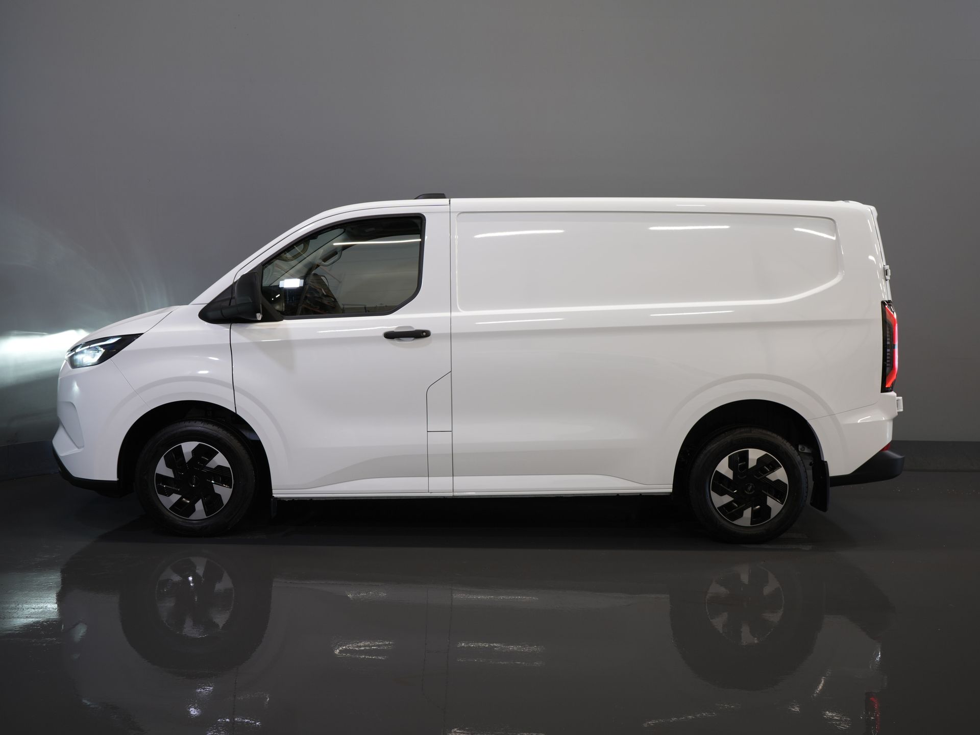 Ford E-Transit Custom Bestelbus 320 Trend 65 kWh 330 km WLTP LED/ Snellader/ 2.3t Trekverm./ Stoelverw./ Carplay/ Climate/ Camera/ PDC/ Cruise 9