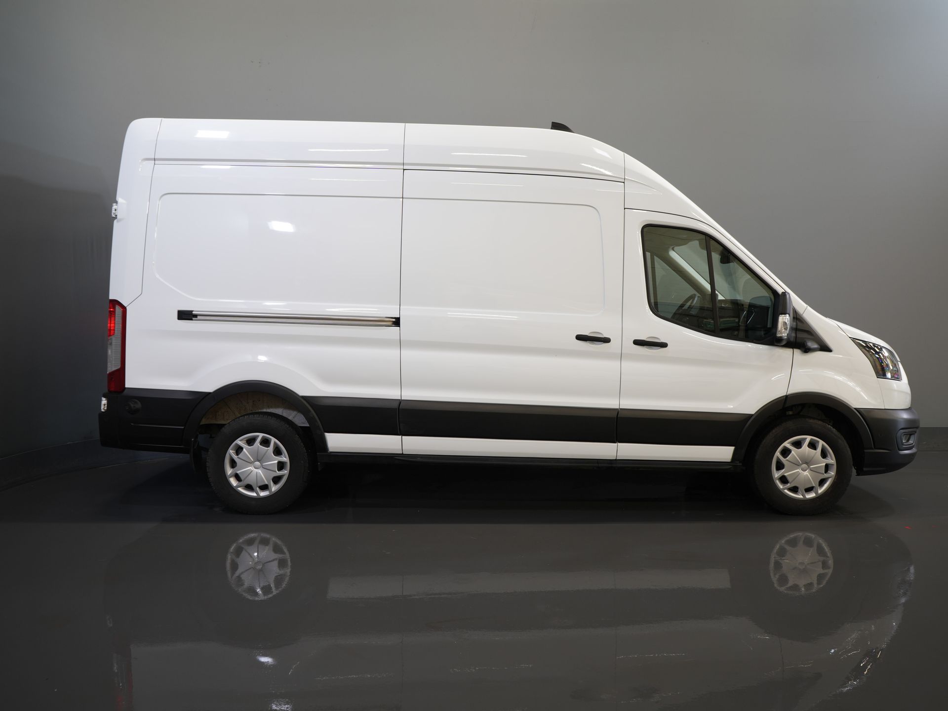 Ford Transit Bestelbus 350 2.0 TDCI 130 pk L3H3 Adapt.Cruise/ 360 Camera/ 270Gr.Deuren/ Stoelverw./ Navi/ Carplay/ PDC/ Climate 10