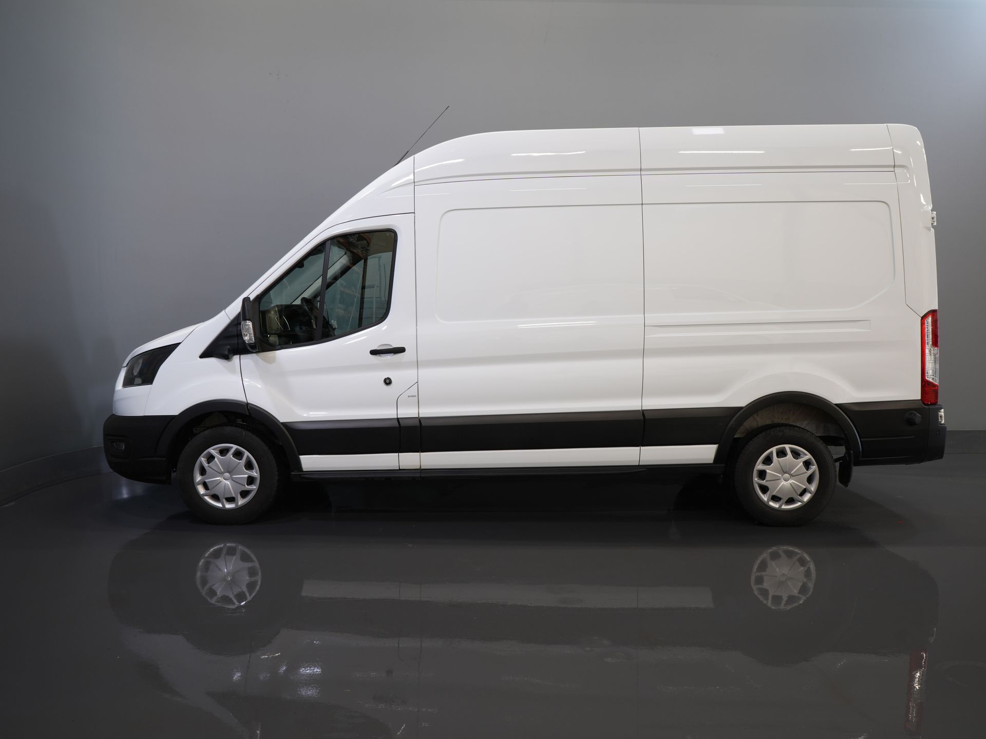 Ford Transit Bestelbus 350 2.0 TDCI 130 pk L3H3 Adapt.Cruise/ 360 Camera/ 270Gr.Deuren/ Stoelverw./ Navi/ Carplay/ PDC/ Climate 9