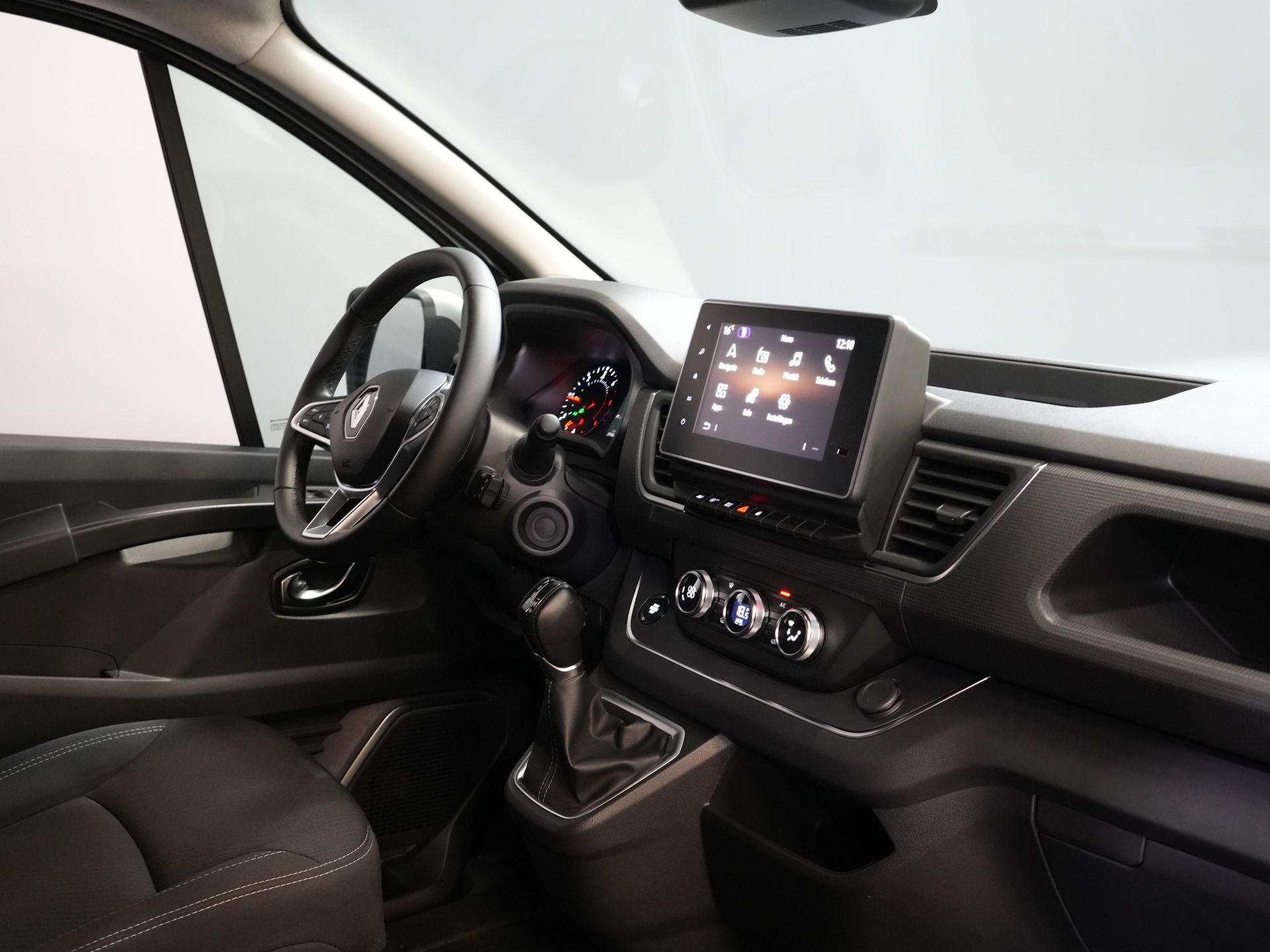 Renault Trafic Bestelbus 2.0 dCi 150 pk Aut. L2 DC Dubbel Cabine NL Auto/ 2xSchuifdeur/ LED/ Carplay/ Climate/ Camera/ PDC/ LMV 11