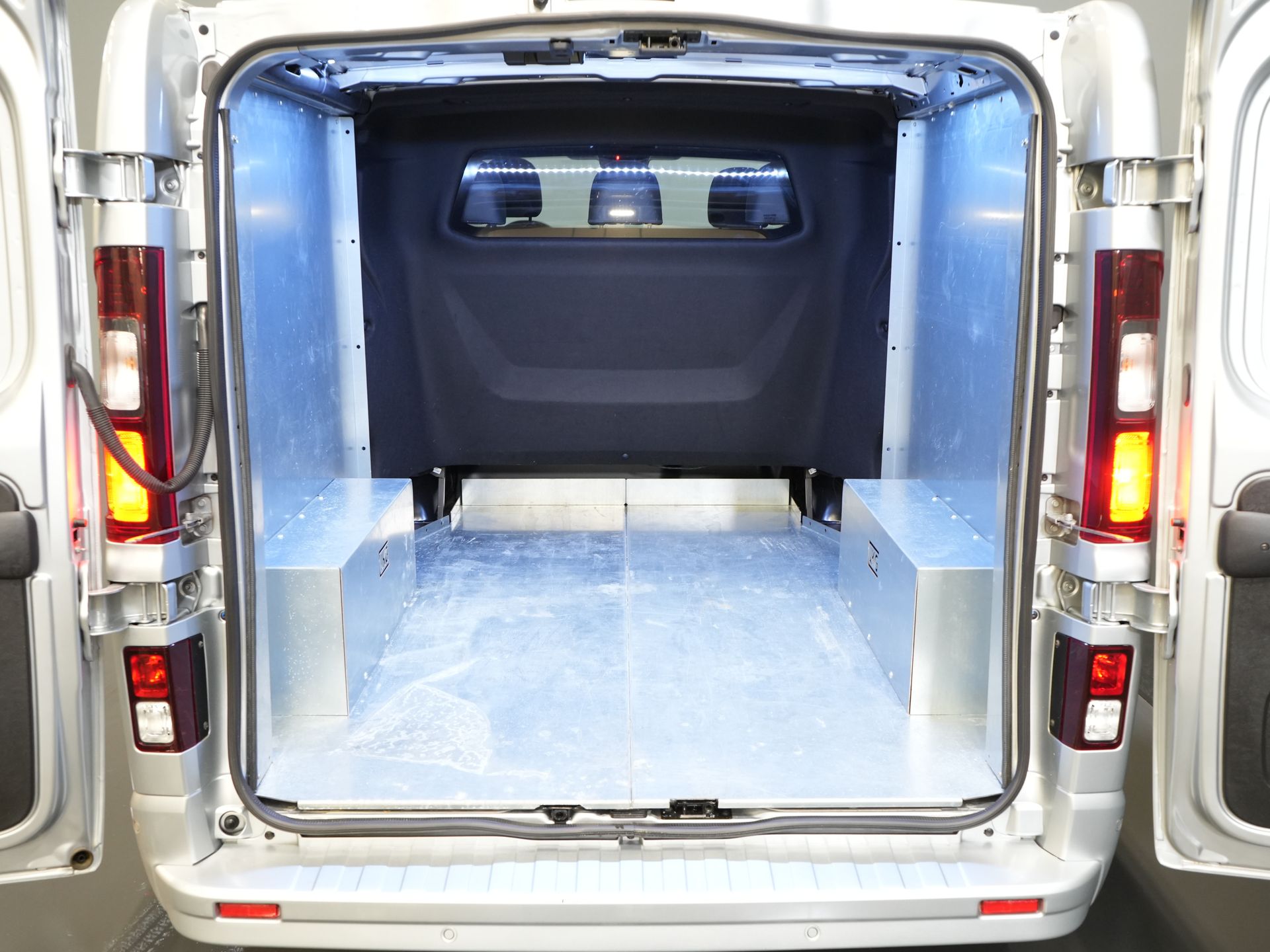 Renault Trafic Bestelbus 2.0 dCi 150 pk Aut. L2 DC Dubbel Cabine NL Auto/ 2xSchuifdeur/ LED/ Carplay/ Climate/ Camera/ PDC/ LMV 15