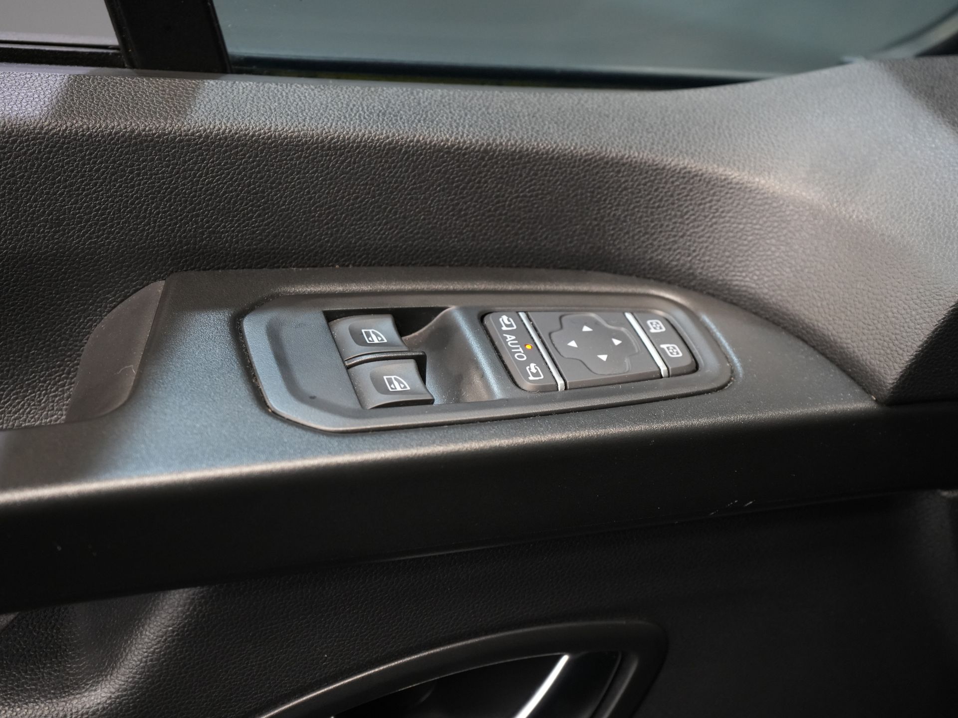 Renault Trafic Bestelbus 2.0 dCi 150 pk Aut. L2 DC Dubbel Cabine NL Auto/ 2xSchuifdeur/ LED/ Carplay/ Climate/ Camera/ PDC/ LMV 18