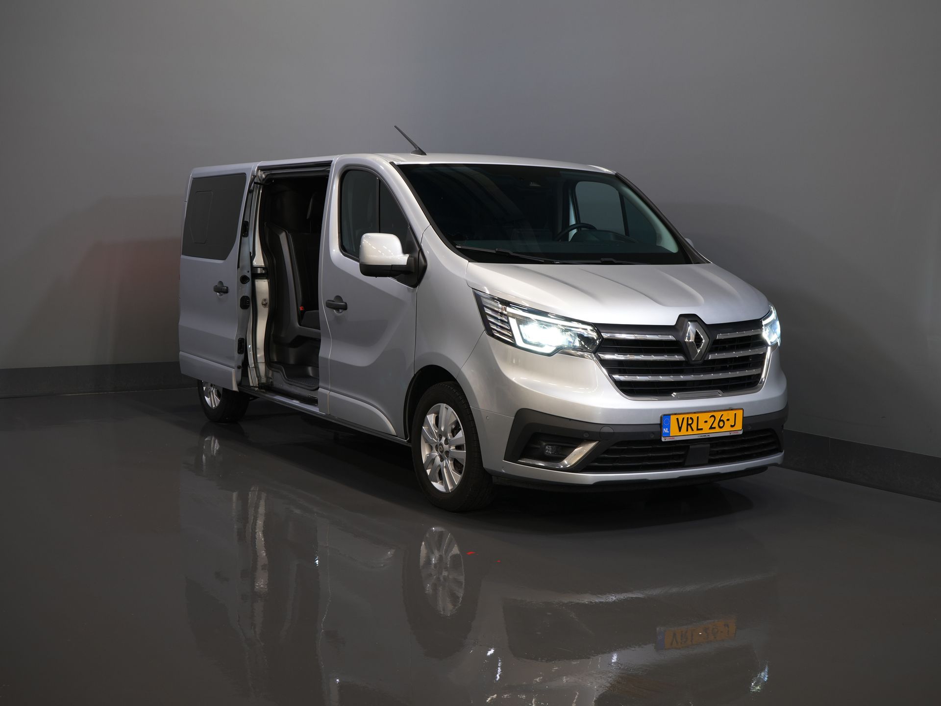 Renault Trafic Bestelbus 2.0 dCi 150 pk Aut. L2 DC Dubbel Cabine NL Auto/ 2xSchuifdeur/ LED/ Carplay/ Climate/ Camera/ PDC/ LMV 8