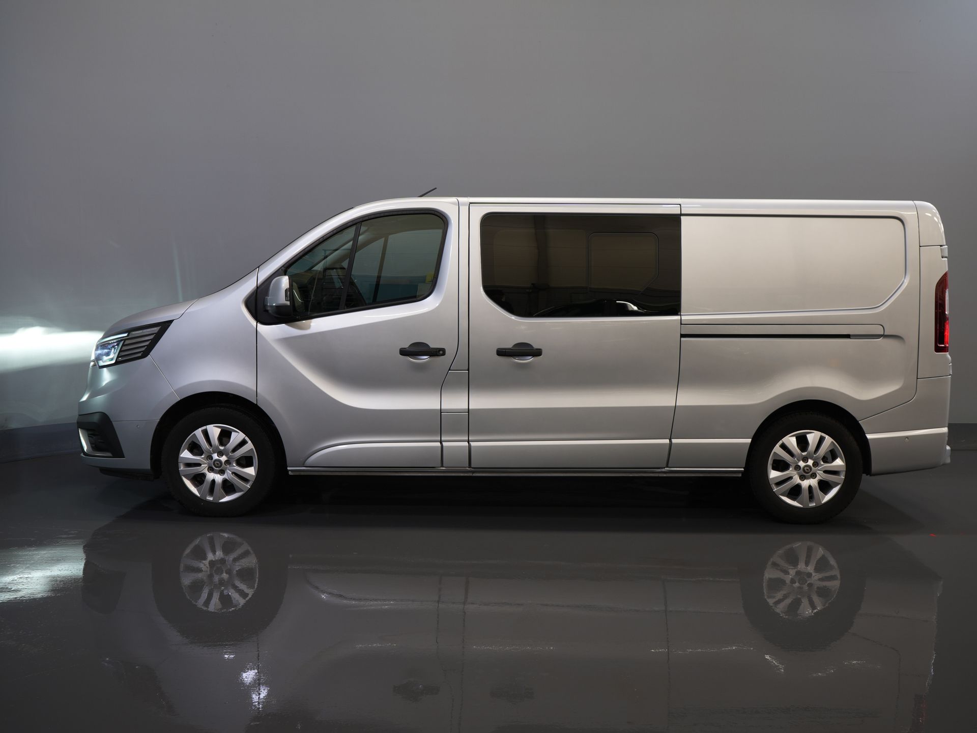 Renault Trafic Bestelbus 2.0 dCi 150 pk Aut. L2 DC Dubbel Cabine NL Auto/ 2xSchuifdeur/ LED/ Carplay/ Climate/ Camera/ PDC/ LMV 9