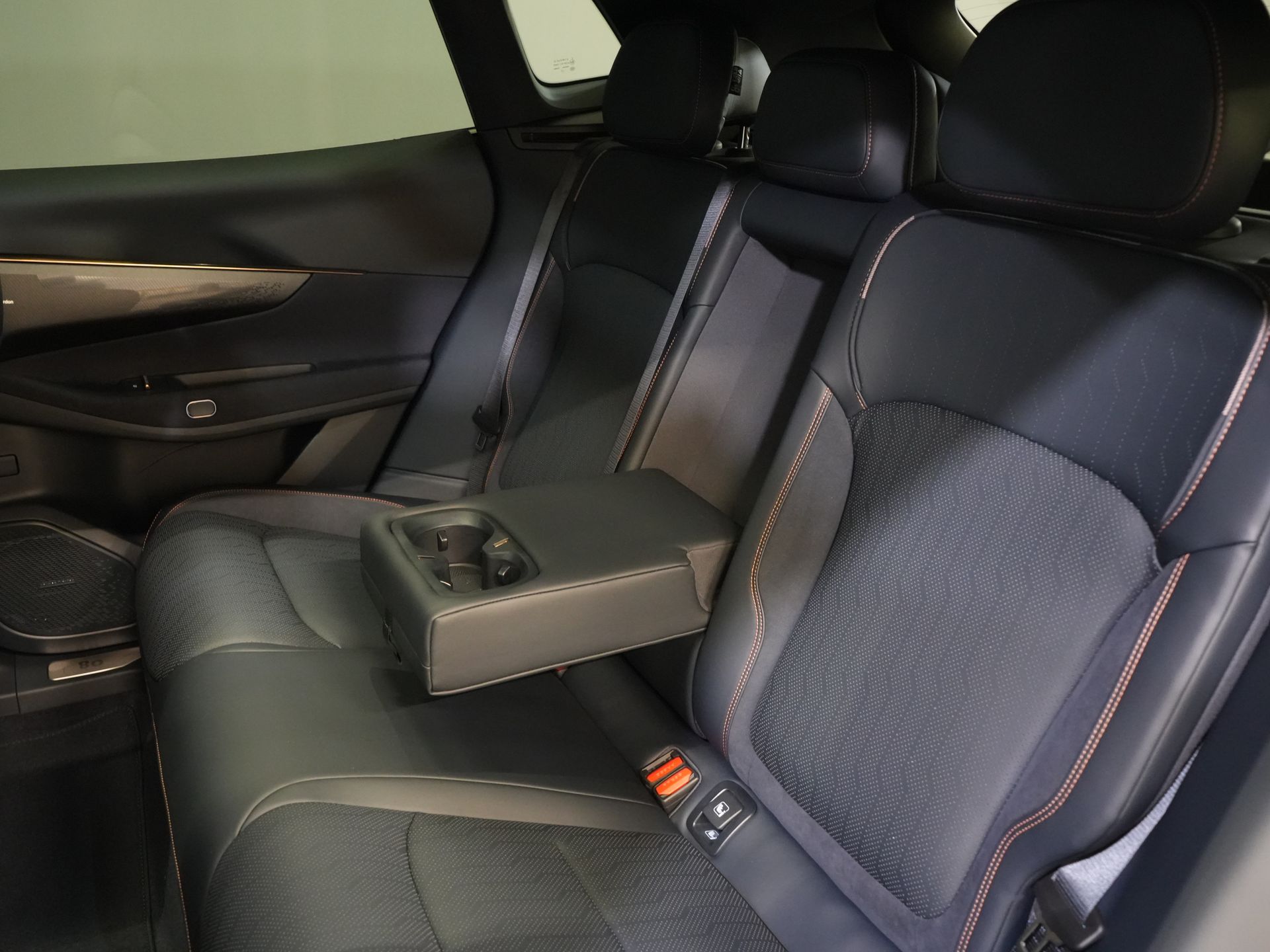 Lynk & Co 08 SUV 1.5 More *Nieuw* Direct Leverbaar! PHEV 200km Elek./ Harman&Kardon/ Pano/ Stoelmassage & koeling/ Elek.Klep/ Adapt.Cruise 18