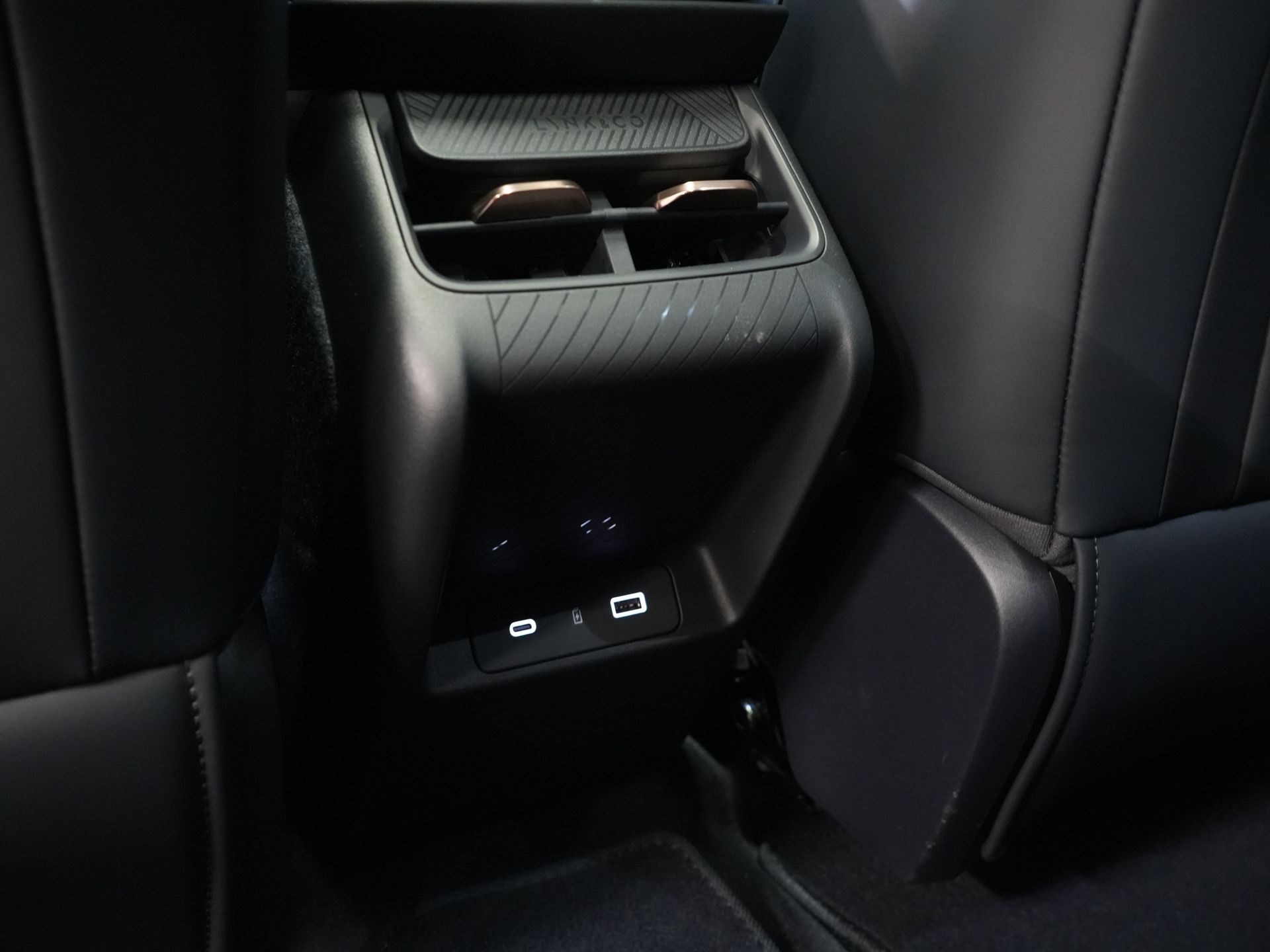 Lynk & Co 08 SUV 1.5 More *Nieuw* Direct Leverbaar! PHEV 200km Elek./ Harman&Kardon/ Pano/ Stoelmassage & koeling/ Elek.Klep/ Adapt.Cruise 19