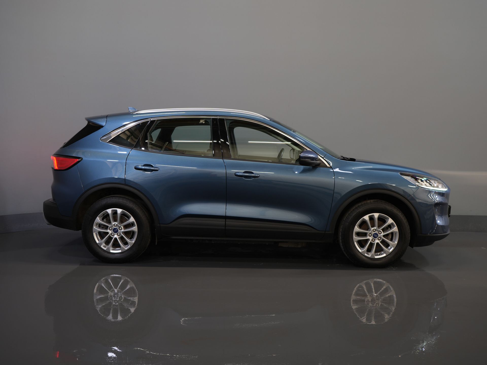 Ford Kuga SUV 2.5 PHEV 225 pk Titanium Navi/ Carplay/ Stoelverw./ Stuurverw./ Camera/ PDC/ Climate 10