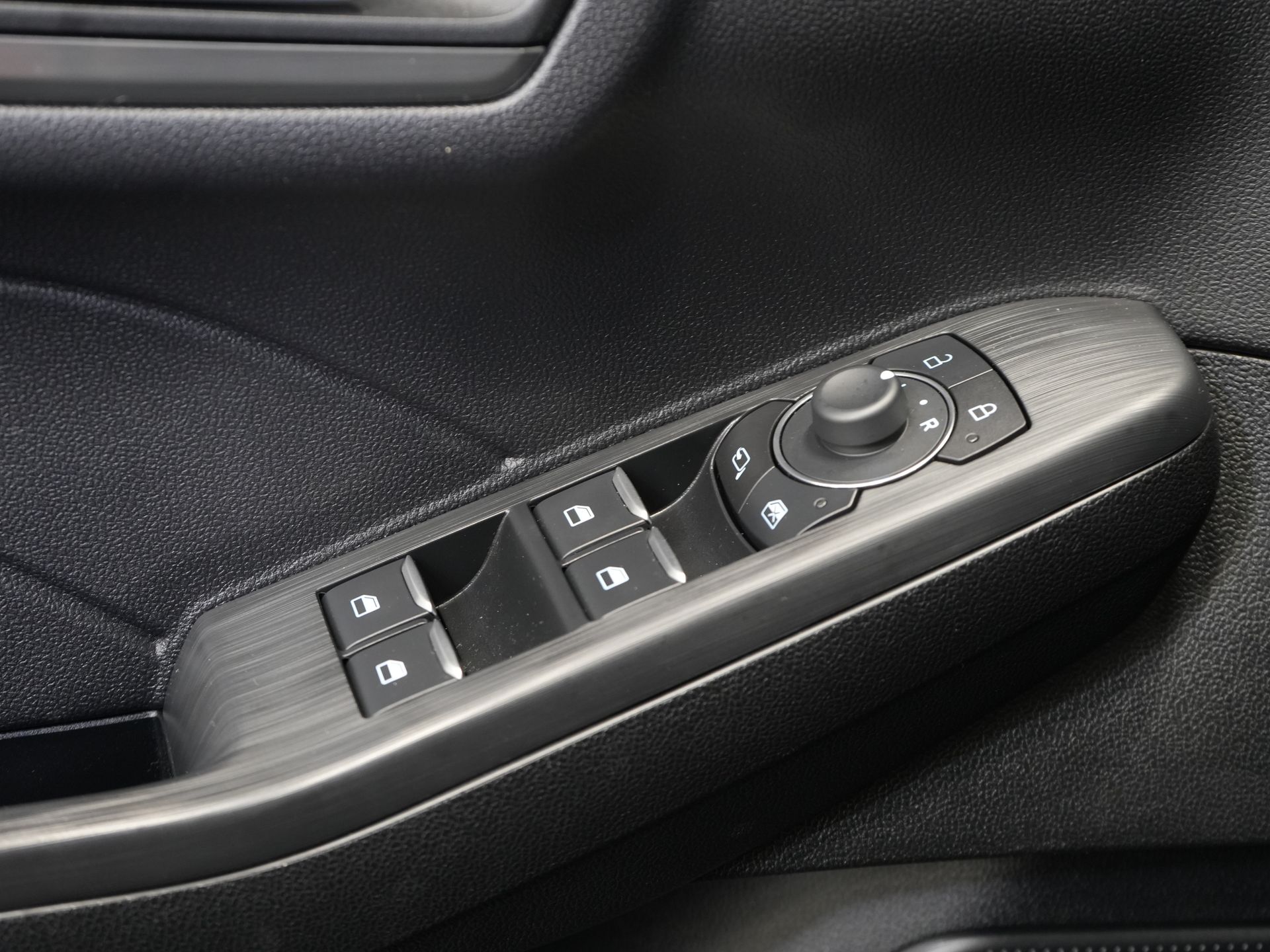 Ford Kuga SUV 2.5 PHEV 225 pk Titanium Navi/ Carplay/ Stoelverw./ Stuurverw./ Camera/ PDC/ Climate 21