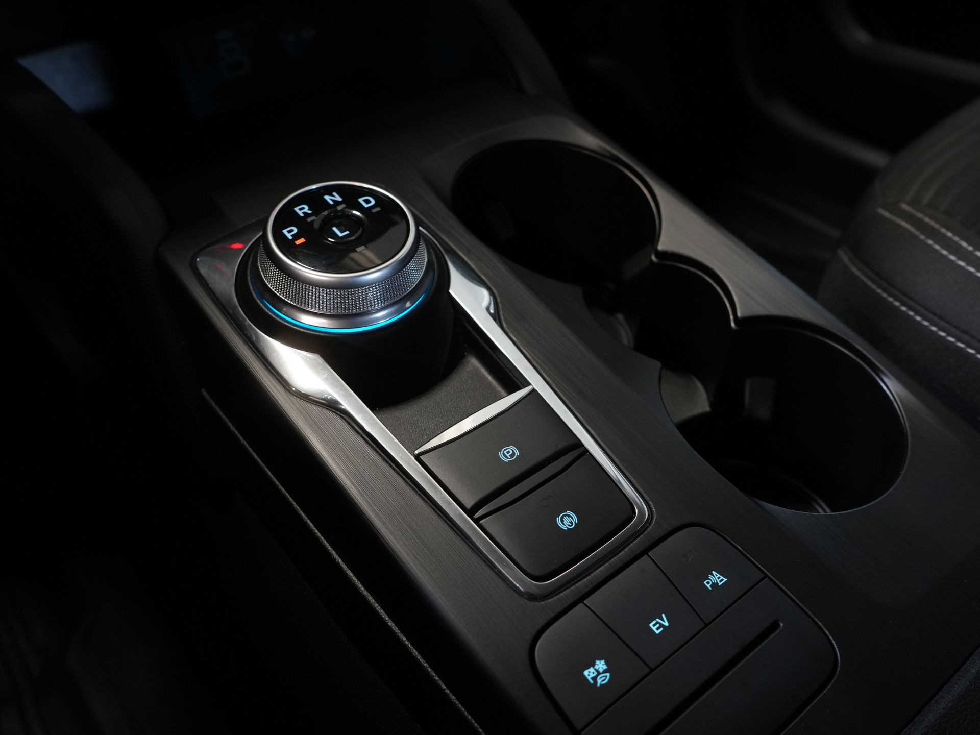 Ford Kuga SUV 2.5 PHEV 225 pk Titanium Navi/ Carplay/ Stoelverw./ Stuurverw./ Camera/ PDC/ Climate 24