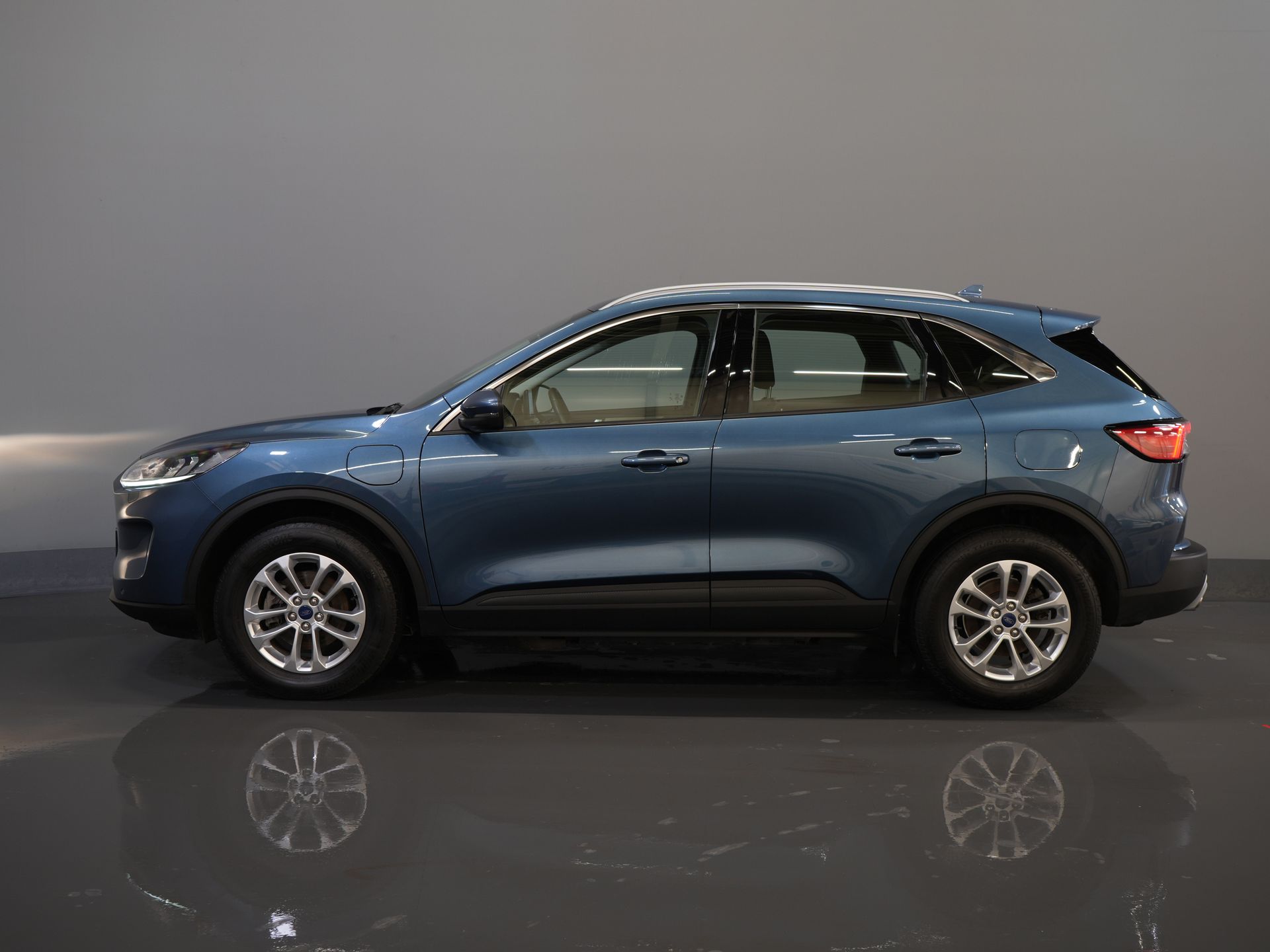 Ford Kuga SUV 2.5 PHEV 225 pk Titanium Navi/ Carplay/ Stoelverw./ Stuurverw./ Camera/ PDC/ Climate 9