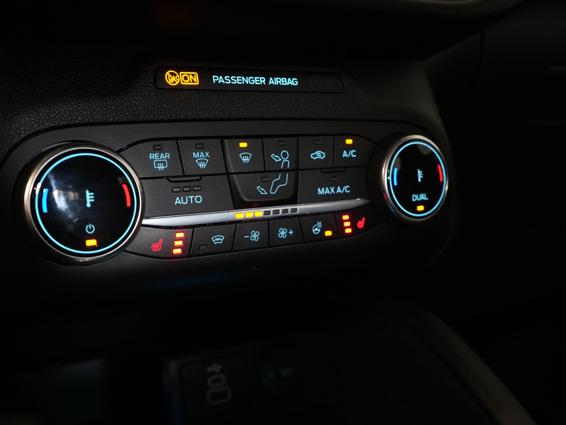 Ford Kuga SUV 2.5 PHEV 225 pk Titanium Navi/ Carplay/Stoelverw./Stuurverw./ Camera/ PDC/ Climate 24