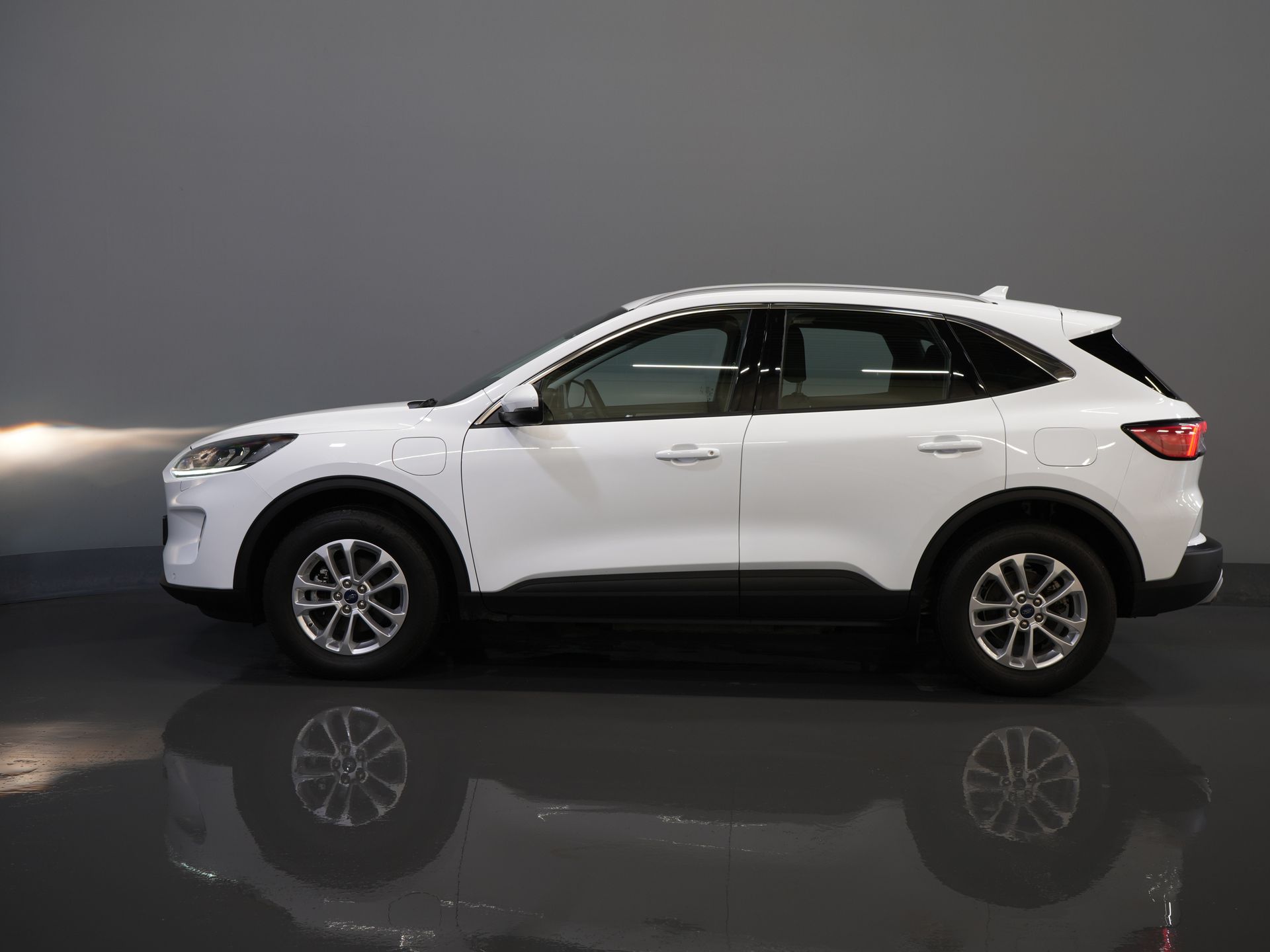 Ford Kuga SUV 2.5 PHEV 225 pk Titanium Navi/ Carplay/ Stoelverw./ Stuurverw./ Camera/ PDC/ Climate 9