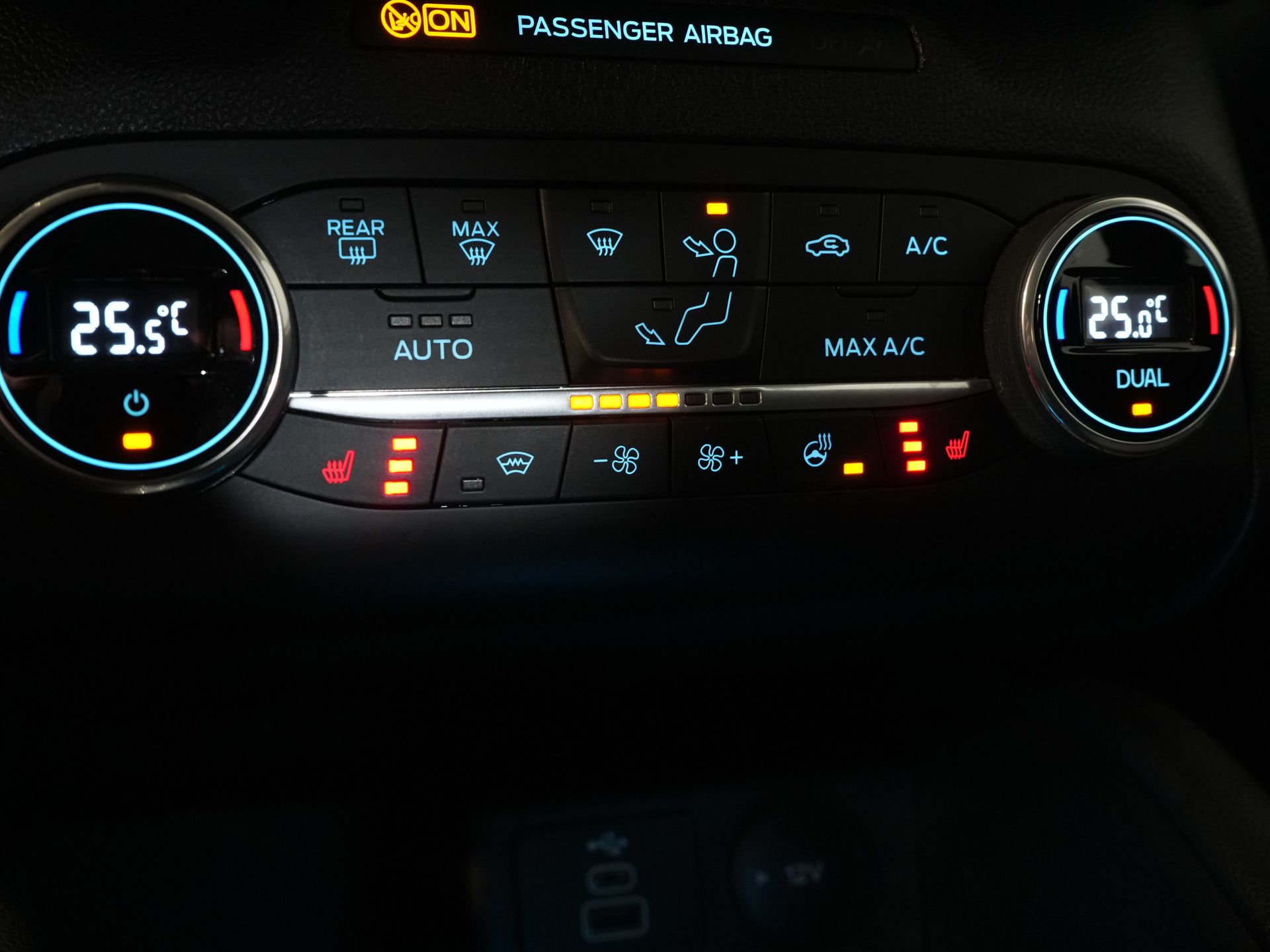 Ford Kuga SUV 2.5 PHEV 225 pk Titanium Navi/ Carplay/ Stoelverw./ Stuurverw./ Camera/ PDC/ Climate 24